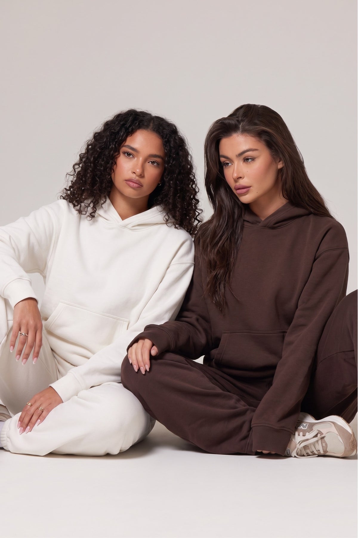 Unisex 2’li Oversize Basic Hoodie Beyaz & Kahverengi – Kapüşonlu, Cepli, 3 İplik Şardonlu Polar