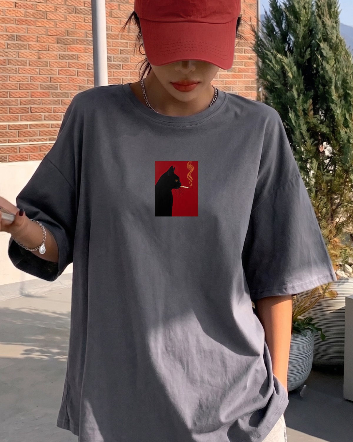 Kadın Oversize Tişört Noir Cat Baskılı Füme – Bisiklet Yaka, Rahat Kalıp, %100 Pamuk