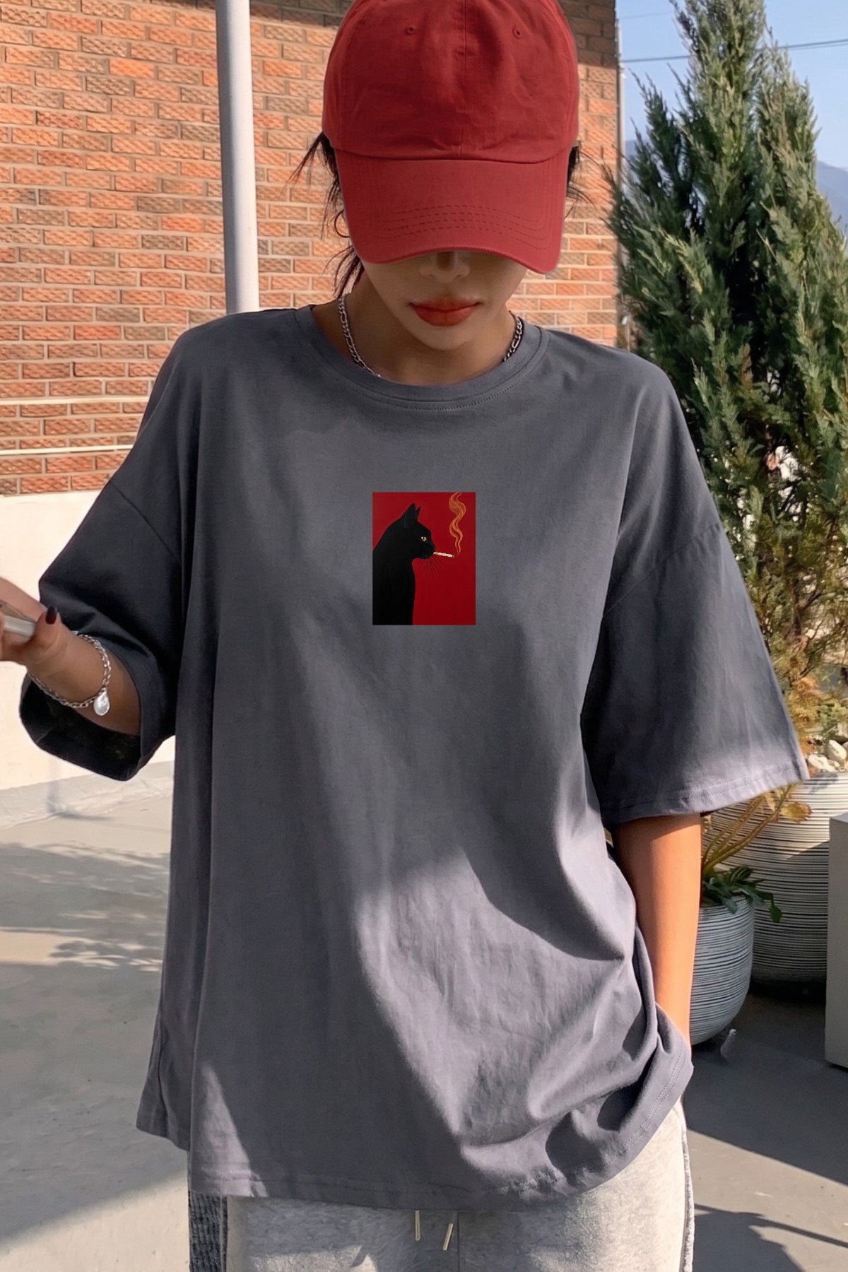 Kadın Oversize Tişört Noir Cat Baskılı Füme – Bisiklet Yaka, Rahat Kalıp, %100 Pamuk