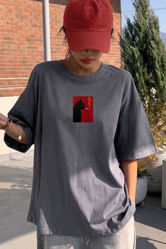 Kadın Oversize Tişört Noir Cat Baskılı Füme – Bisiklet Yaka, Rahat Kalıp, %100 Pamuk