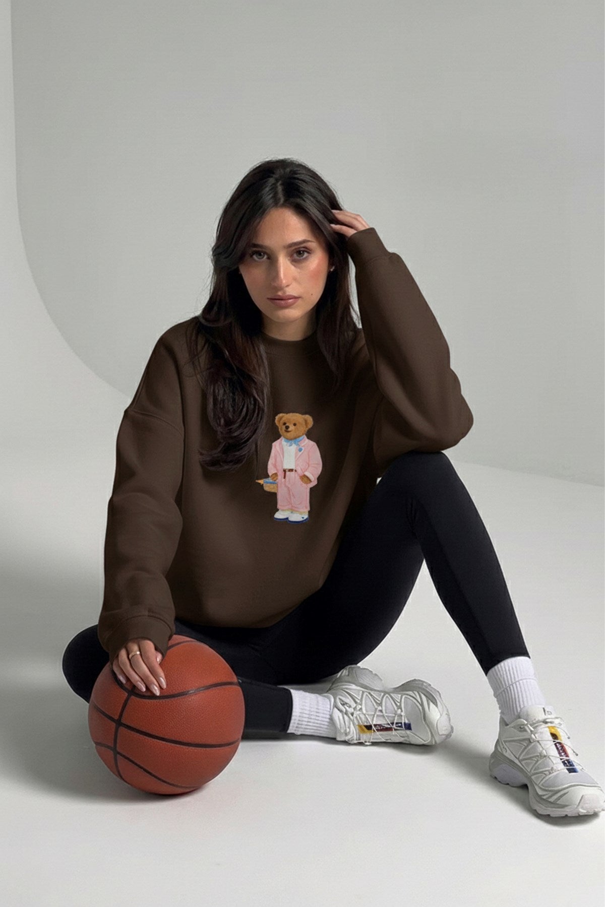 Kadın Oversize Sweatshirt Pink Suit Bear Baskılı Kahverengi – Bisiklet Yaka, 3 İplik Şardonlu Polar