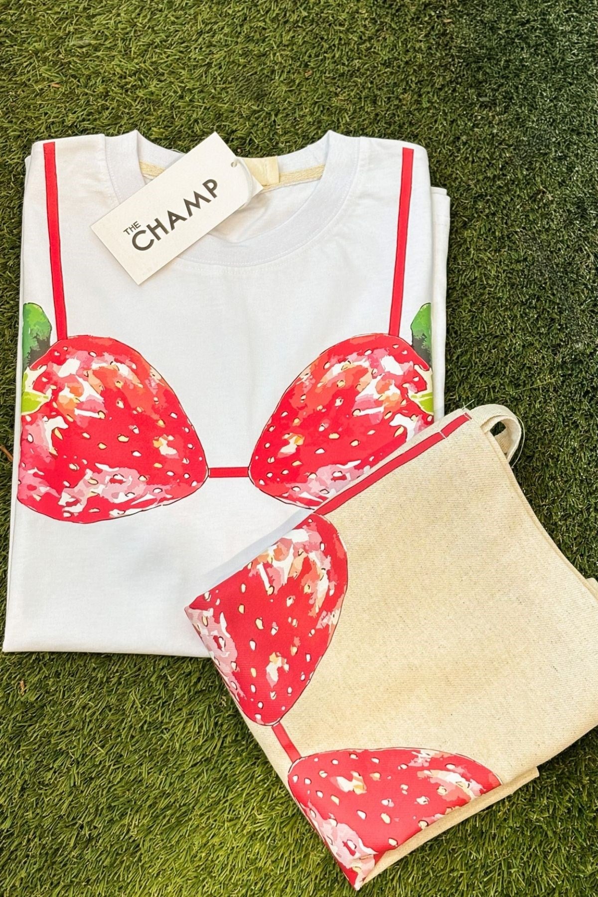 Çilek Desenli Beyaz Oversize Kadın Tişört + Bez Çanta Hediyeli Kombin Set – %100 Pamuk