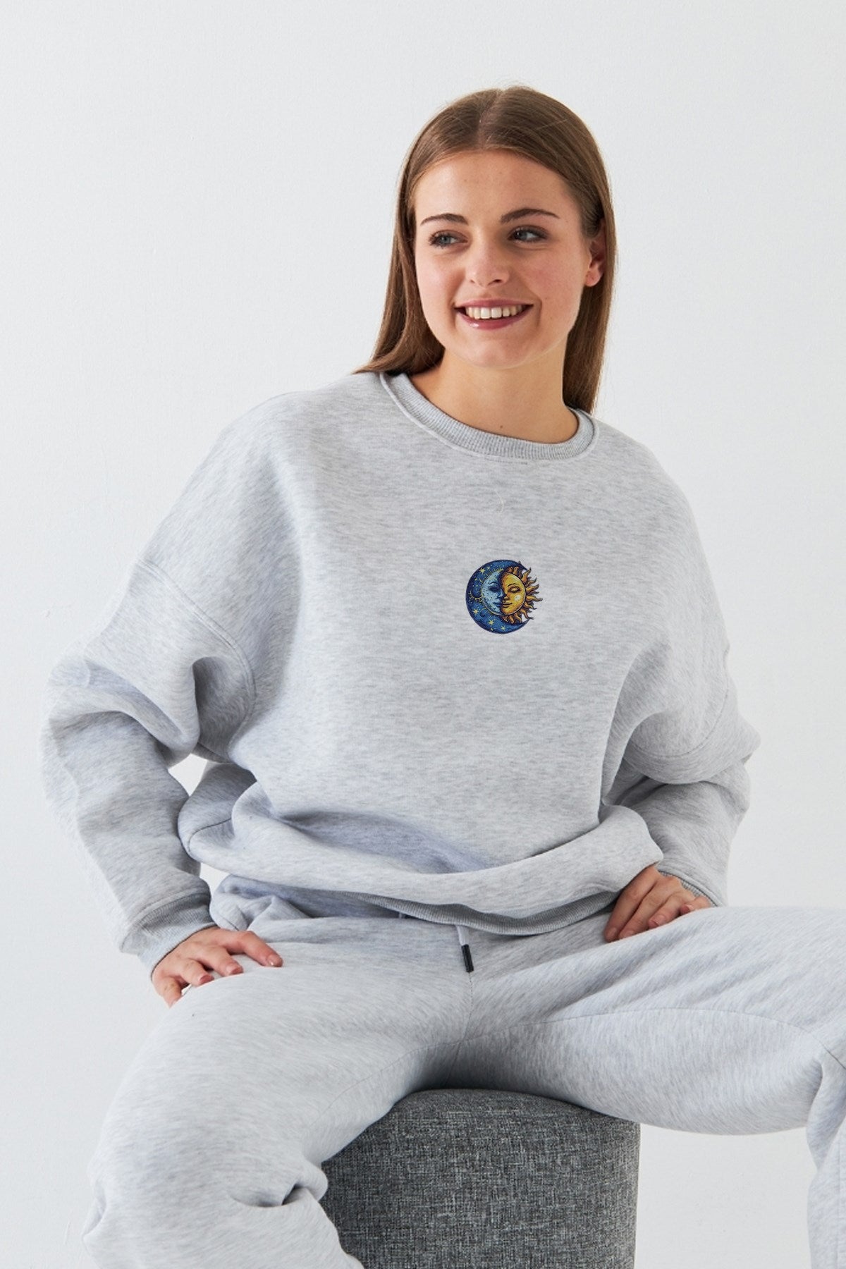 Kadın Oversize Sweatshirt Sun & Moon Baskılı Gri Melanj – Bisiklet Yaka, 3 İplik Şardonlu Polar
