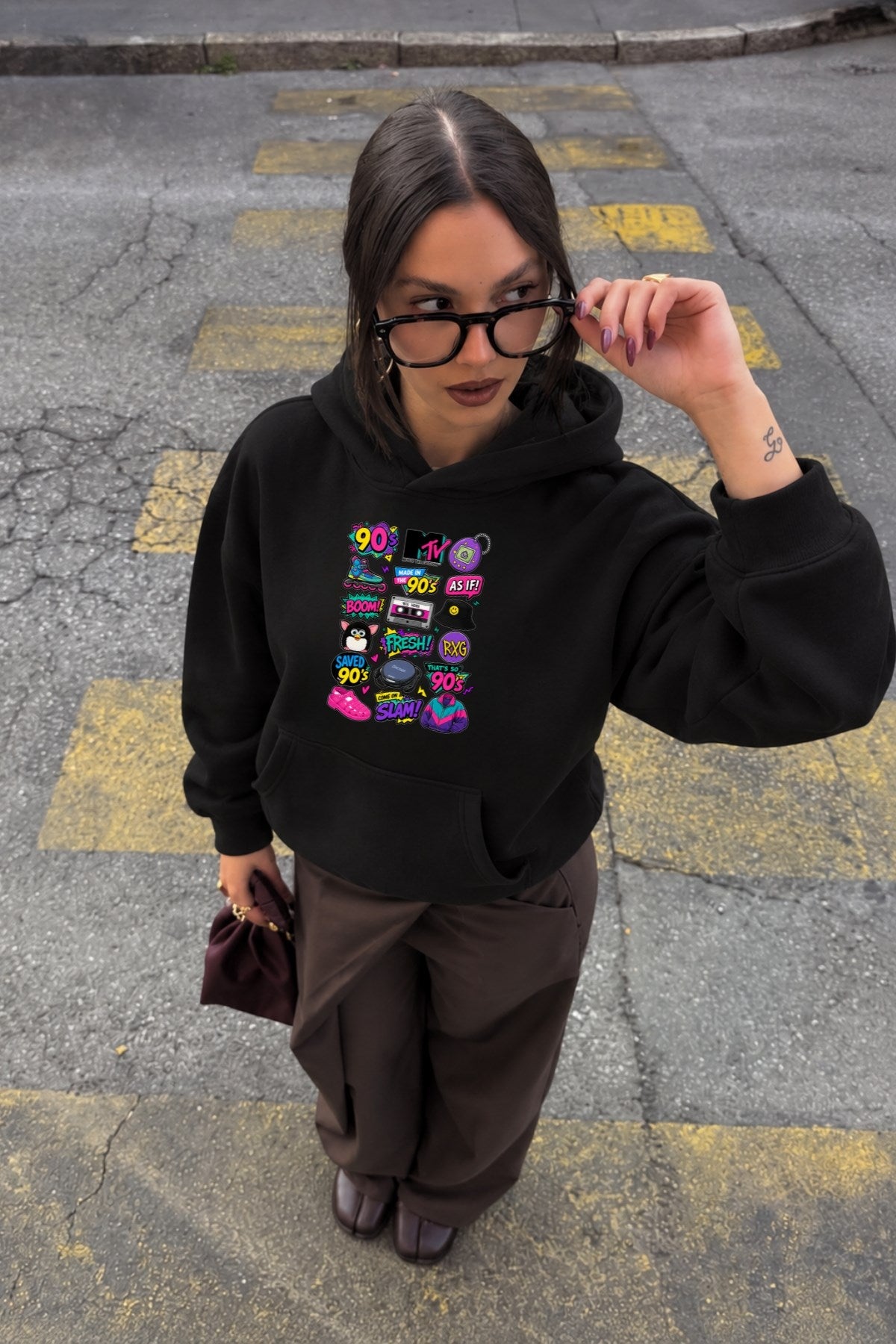 Kadın Oversize Hoodie Sweatshirt 90s Pop Patch Baskılı Siyah – Kapüşonlu, Kanguru Cepli, 3 İplik