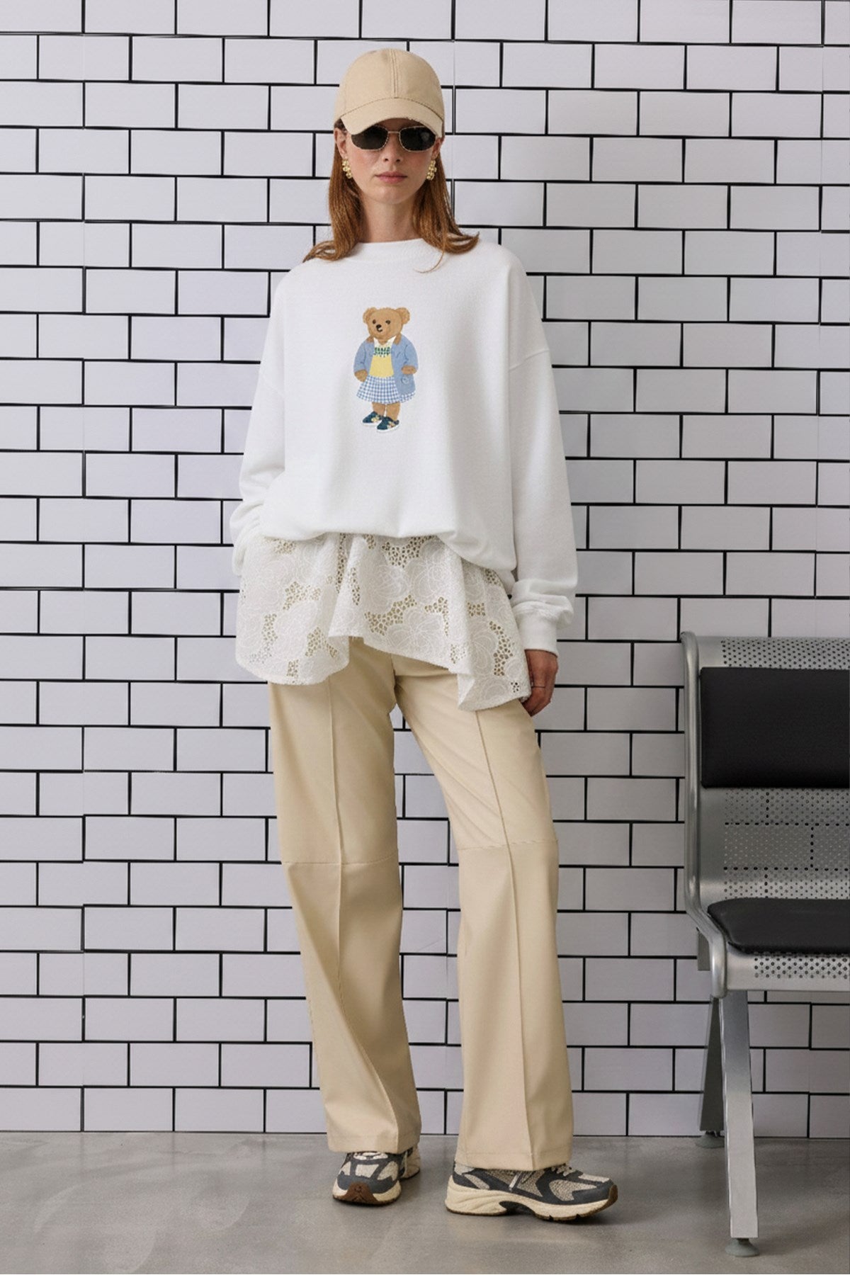 Kadın Oversize Sweatshirt Preppy Girl Bear Baskılı Beyaz – Bisiklet Yaka, 3 İplik Şardonlu Polar