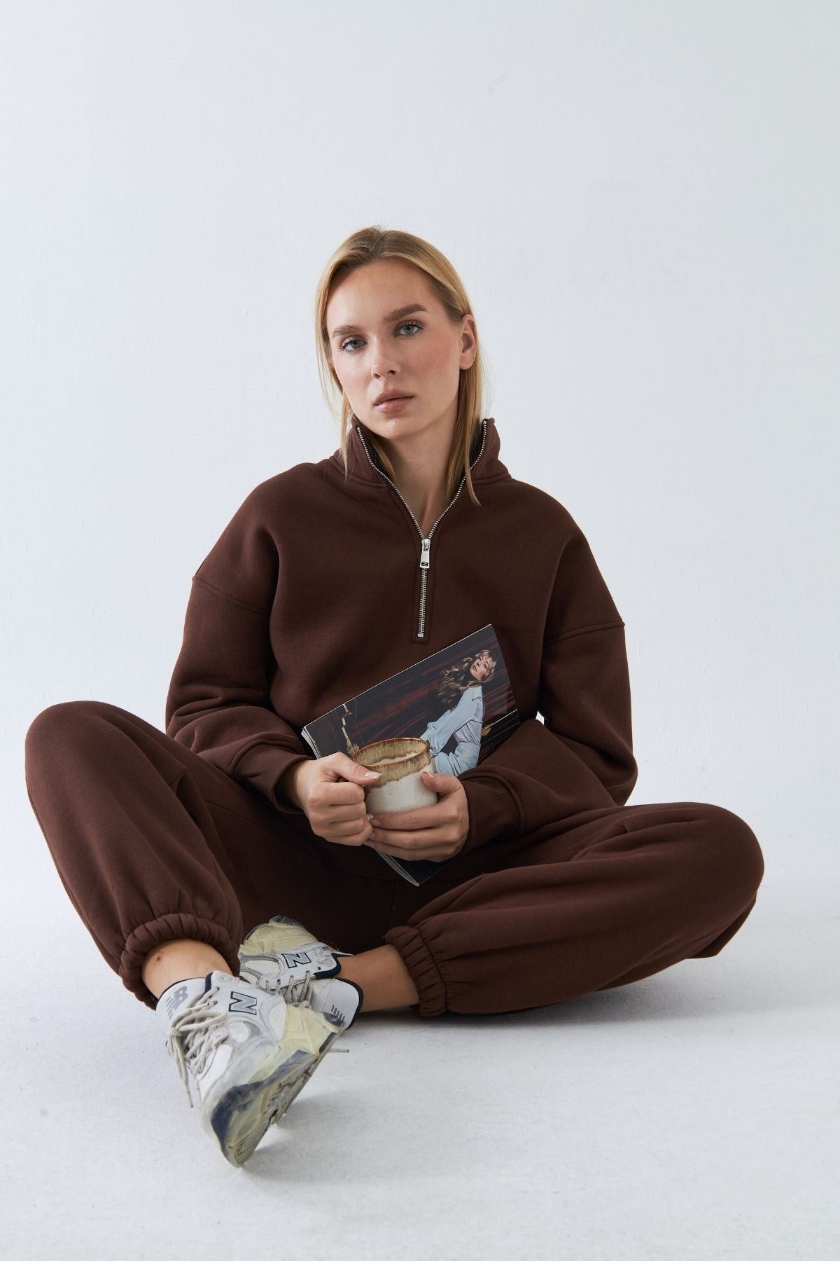 Unisex Oversize Eşofman Takımı Basic Kahverengi – Fermuarlı Dik Yaka, Lastikli Paça, 3 İplik Polar