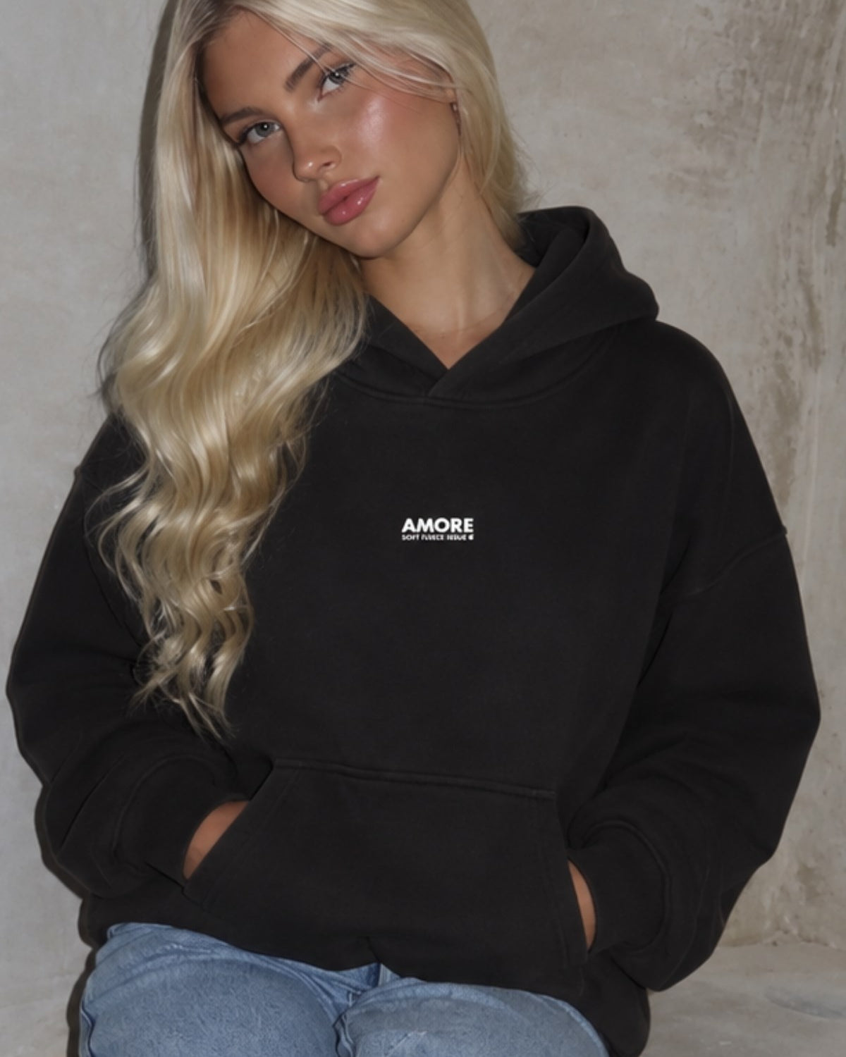 Kadın Oversize Hoodie Amore Baskılı Siyah – Kapüşonlu, Kanguru Cepli, 3 İplik Şardonlu Polar