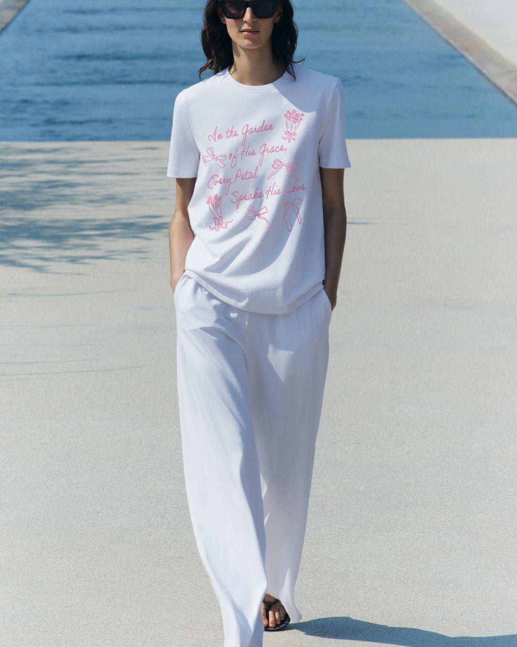 In The Garden Yazılı Fiyonk Baskılı Beyaz Kadın T-shirt