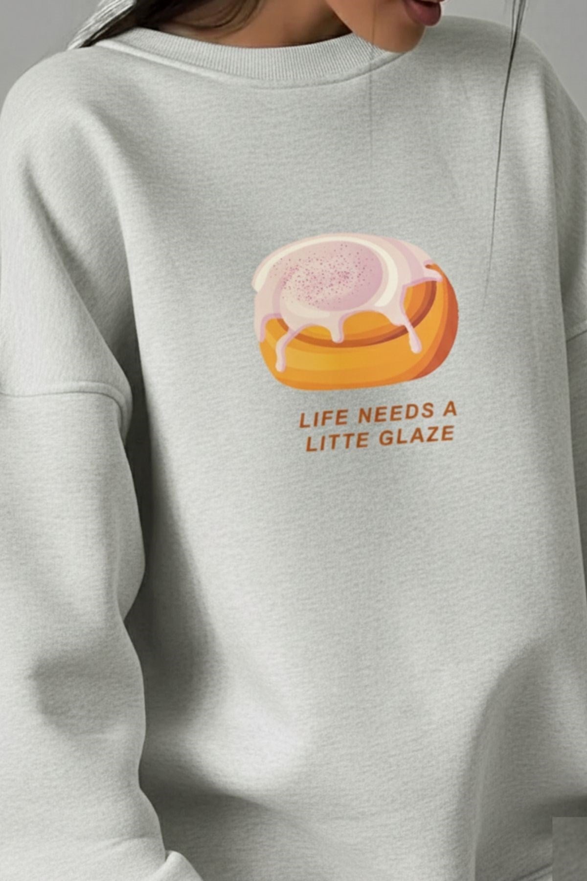 Kadın Oversize Sweat Elbise Bakery Glazed Donut Baskılı Gri Melanj – Bisiklet Yaka, 3 İplik Polar