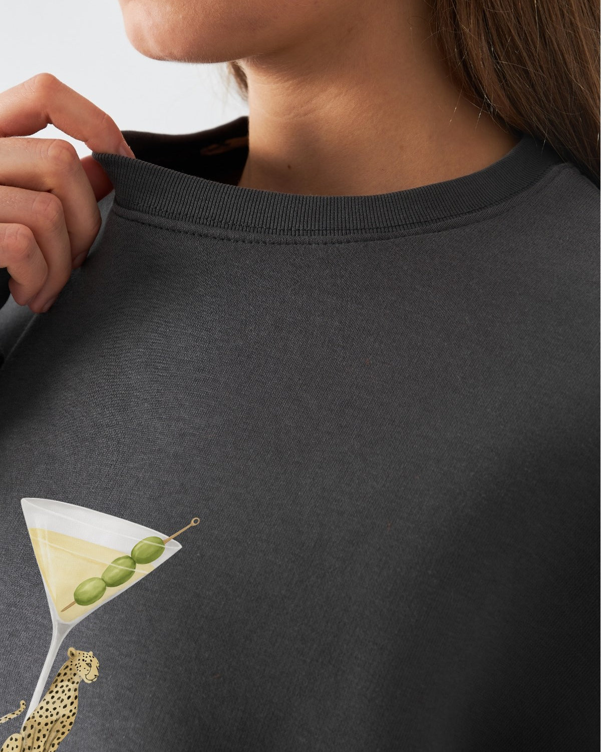 Kadın Oversize Sweatshirt Martini Leopard Baskılı Füme – Bisiklet Yaka, 3 İplik Şardonlu Polar