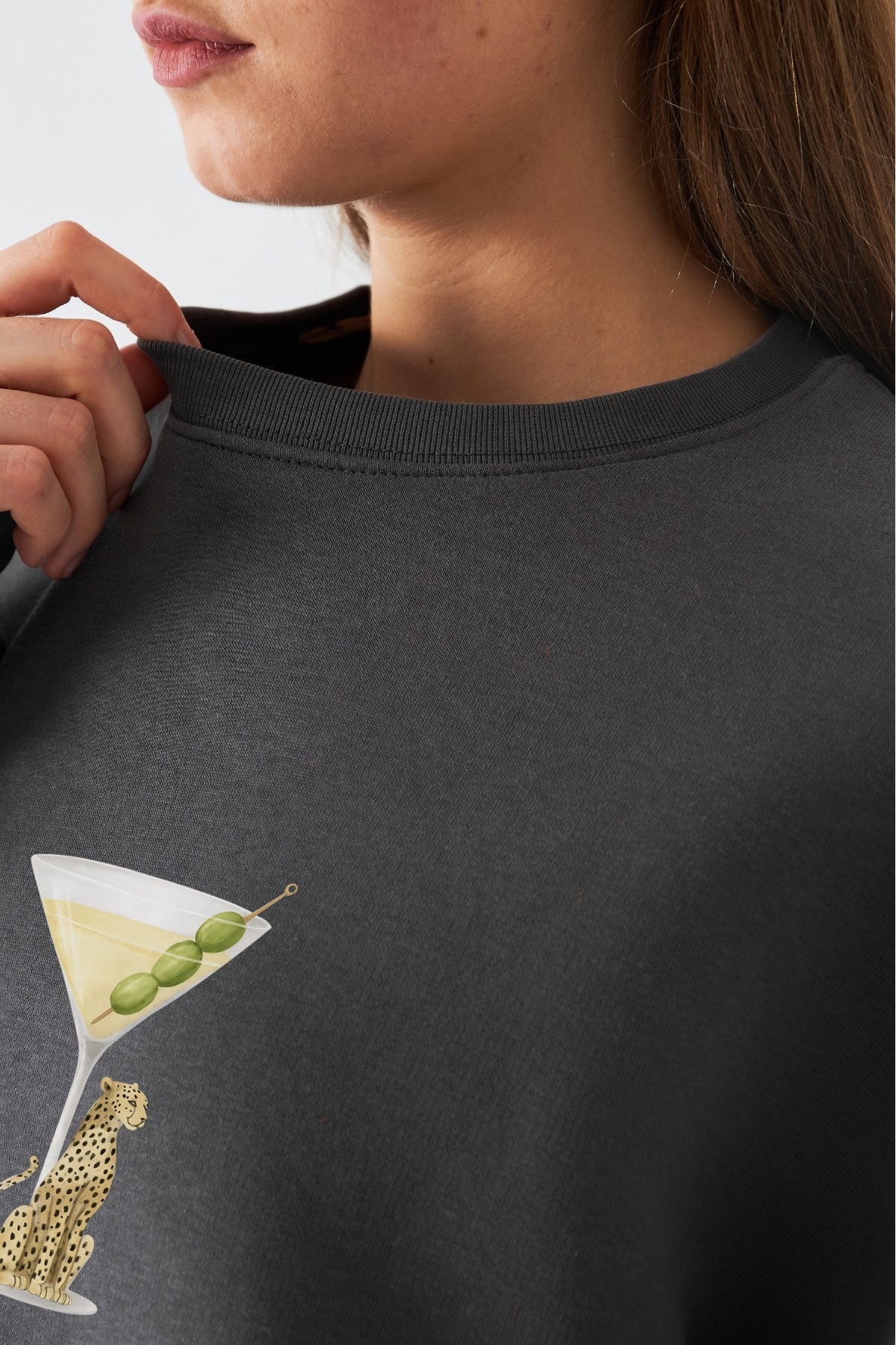 Kadın Oversize Sweatshirt Martini Leopard Baskılı Füme – Bisiklet Yaka, 3 İplik Şardonlu Polar