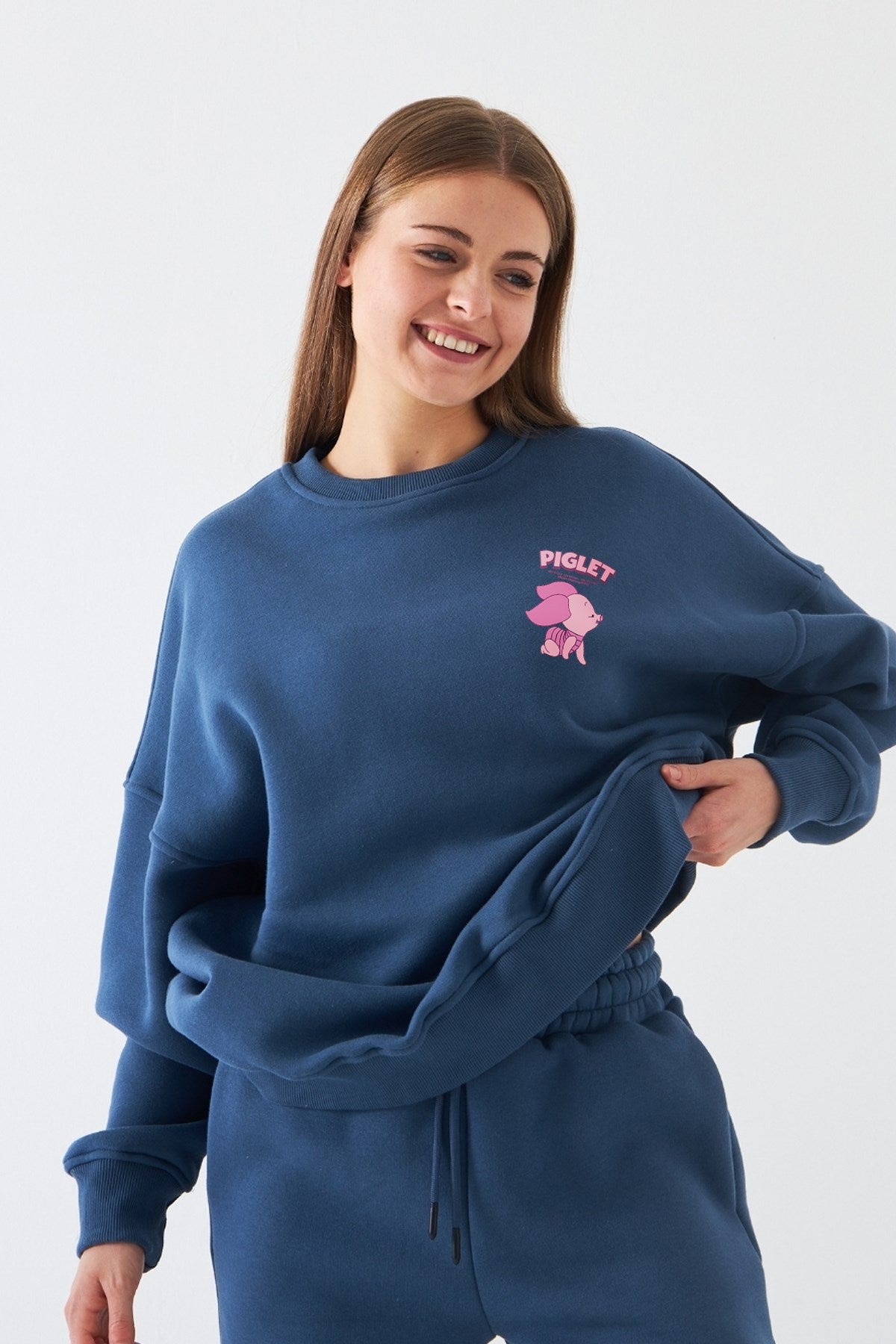 Kadın Oversize Sweatshirt Piglet Dreams Baskılı Marine – Bisiklet Yaka, 3 İplik Şardonlu Polar
