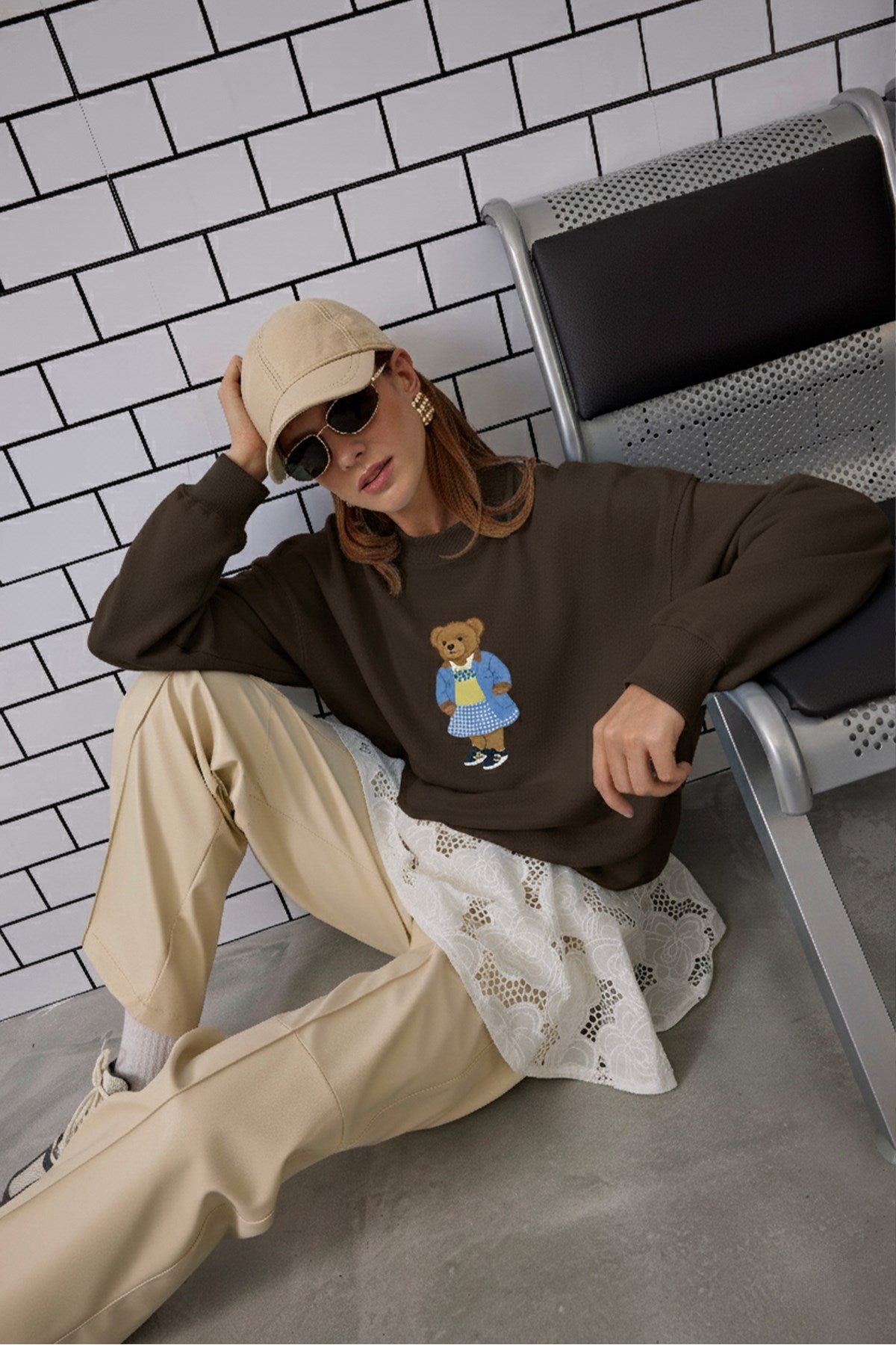 Kadın Oversize Sweatshirt Preppy Girl Bear Baskılı Kahverengi – Bisiklet Yaka, 3 İplik Şardonlu Polar