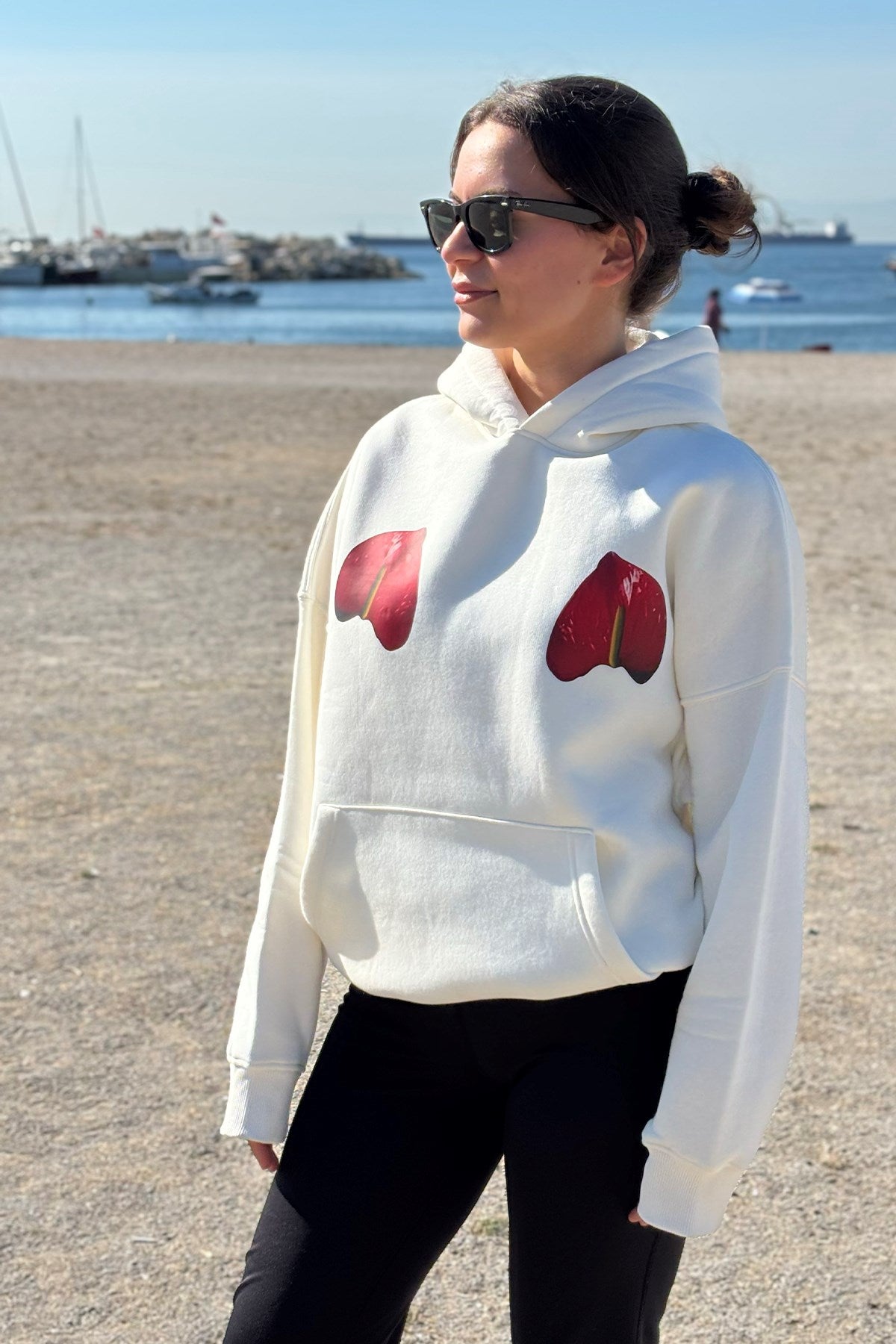 Oversize Kadın Sweatshirt Hoodie Flamingo Çiçeği Baskılı Beyaz – Kapüşonlu, Cepli, 3 İplik Polar