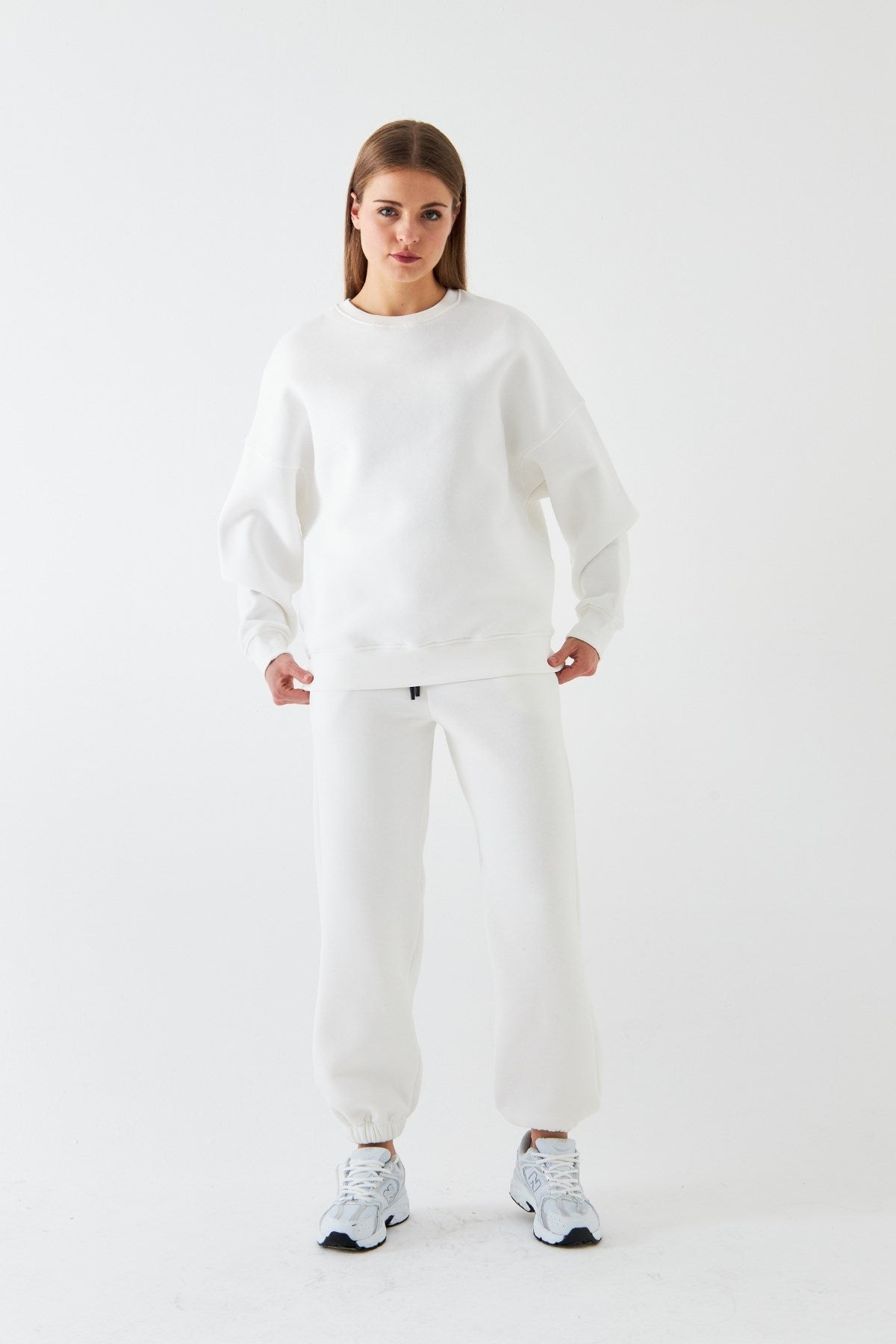 Unisex Oversize Eşofman Takımı Basic Beyaz – Bisiklet Yaka, Lastikli Paça, 3 İplik Şardonlu Polar
