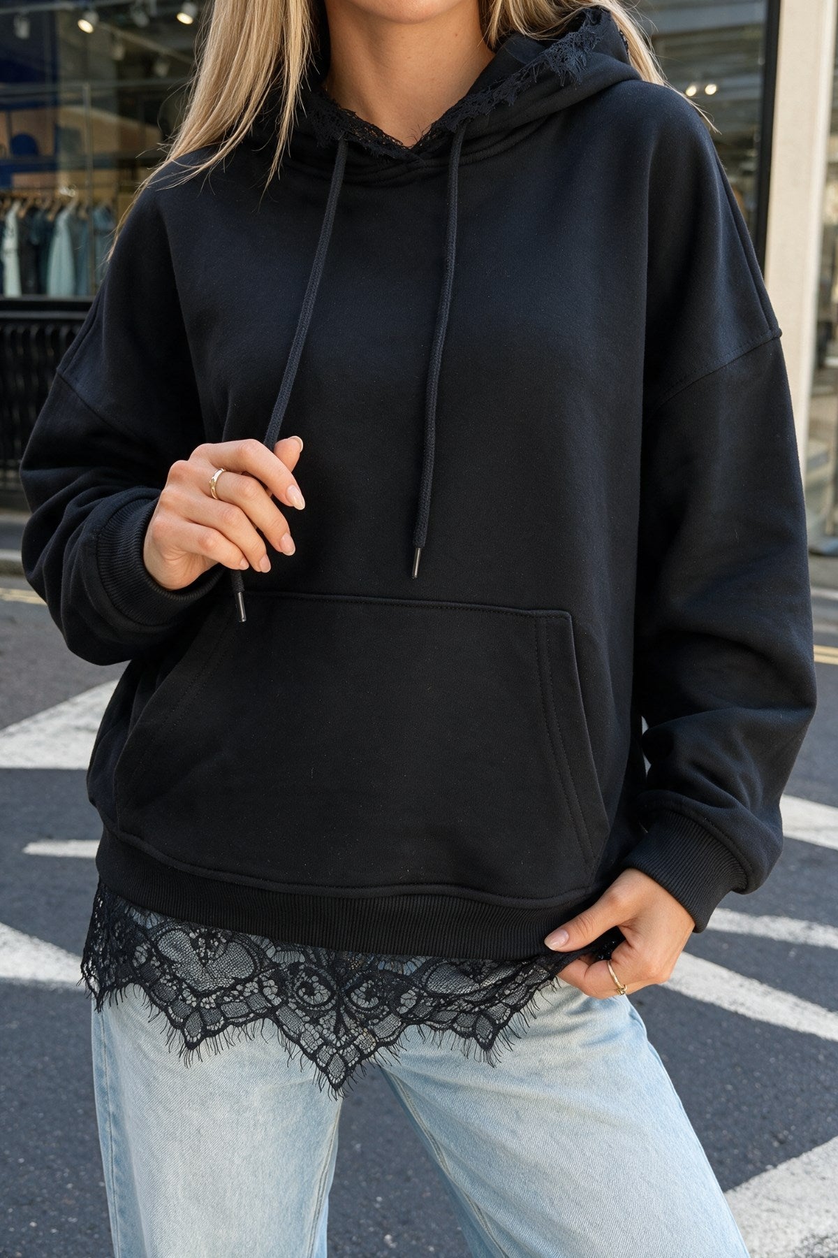 Kadın Oversize Hoodie Lace Muse Dantel Detaylı Siyah – Kapüşonlu, Bağcıklı, 3 İplik Şardonsuz