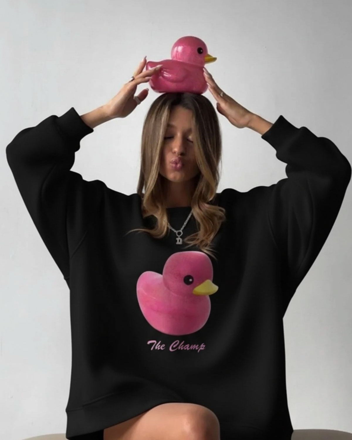  Kadın Siyah Bisiklet Yaka Sweatshirt Elbise– Pembe Ördek Baskılı 3 İplik Şardonlu Oversize