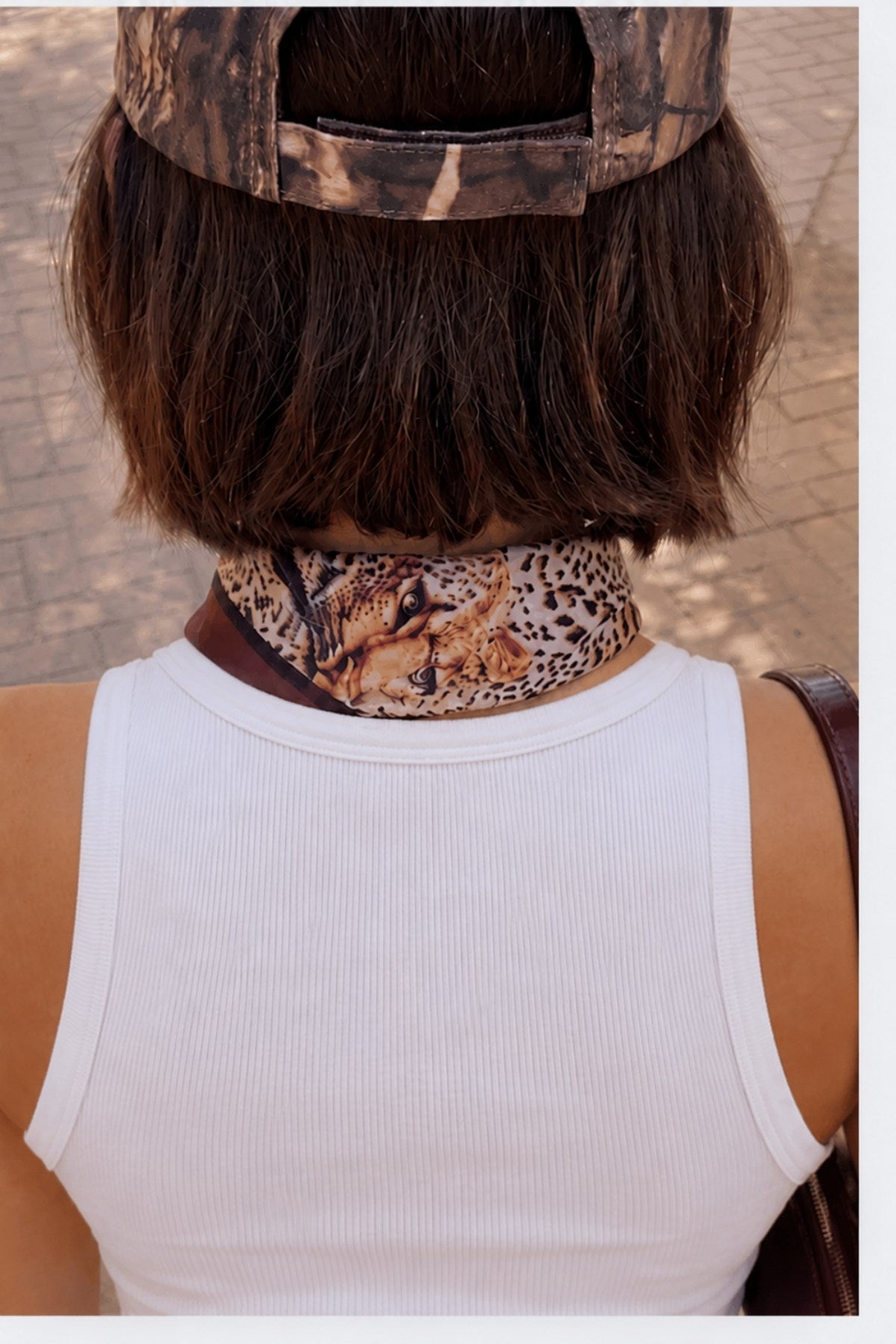 KadınLeopard Pearl Mıknatıslı Fular Aksesuarlı Atlet Beyaz – Likralı Esnek Kumaş, Modern Form