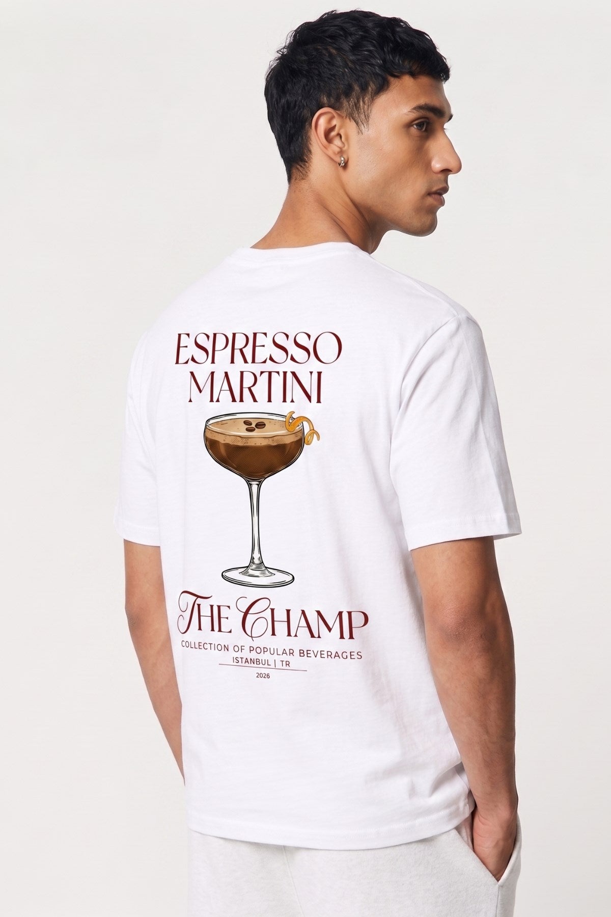 Unisex Oversize Tişört Espresso Martini Baskılı Beyaz – Bisiklet Yaka, Rahat Kalıp, %100 Pamuk