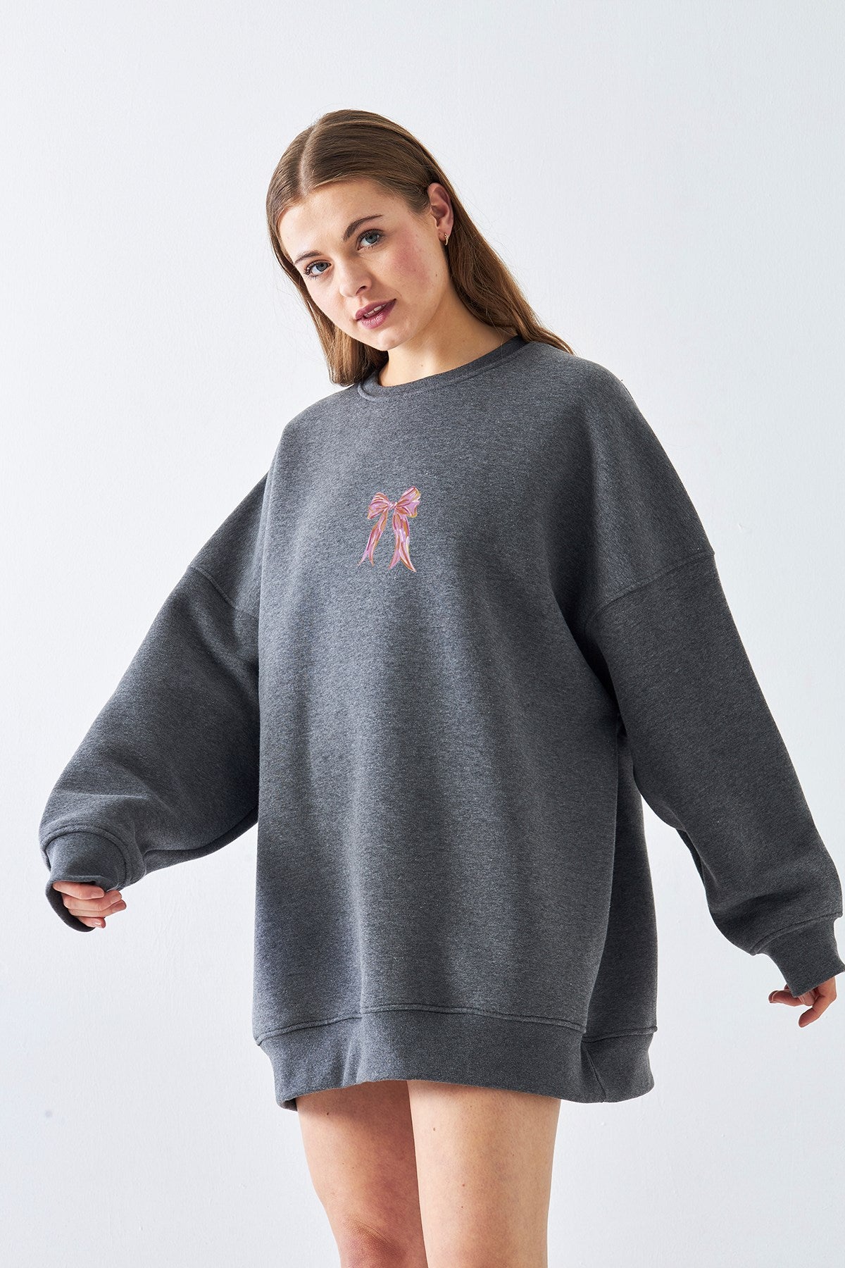 Kadın Oversize Sweat Elbise Pembe Kurdele Baskılı Füme Melanj – Bisiklet Yaka, 3İplik Şardonlu Polar