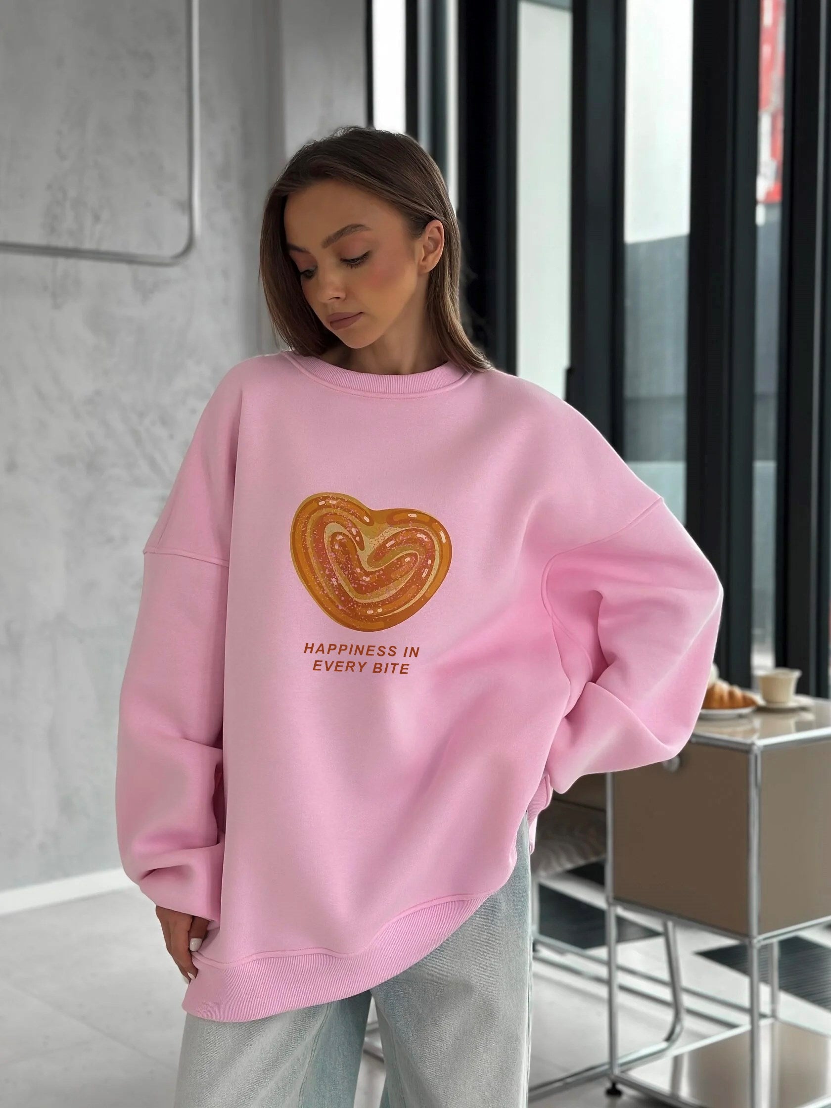 Kadın Oversize Sweatshirt Elbise Bakery Kalpli Palmier Baskılı Pembe – Bisiklet Yaka, 3 İplik Polar