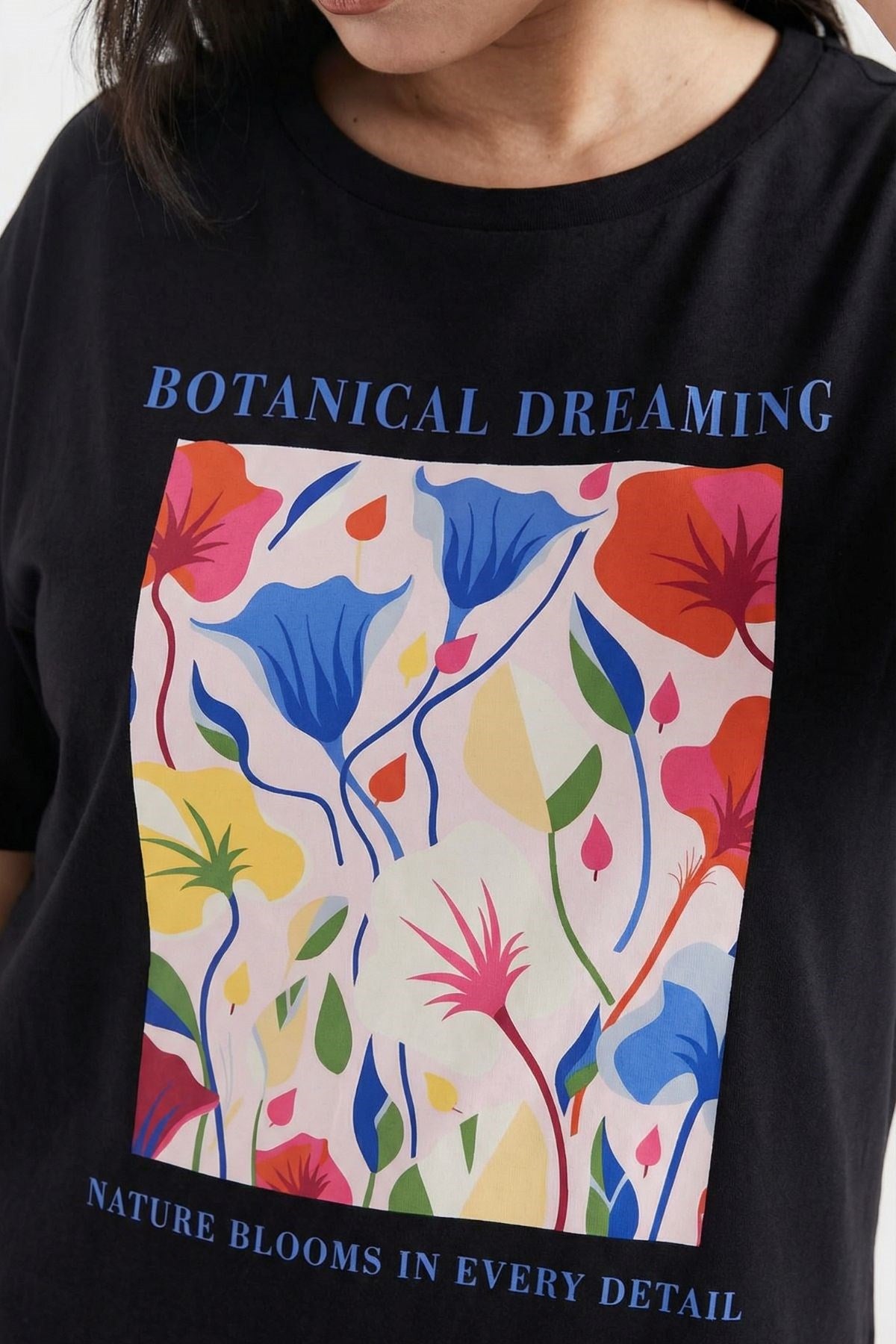 Kadın Double Oversize Tişört Botanical Dream Baskılı Siyah – Bisiklet Yaka, Rahat Kalıp, %100 Pamuk