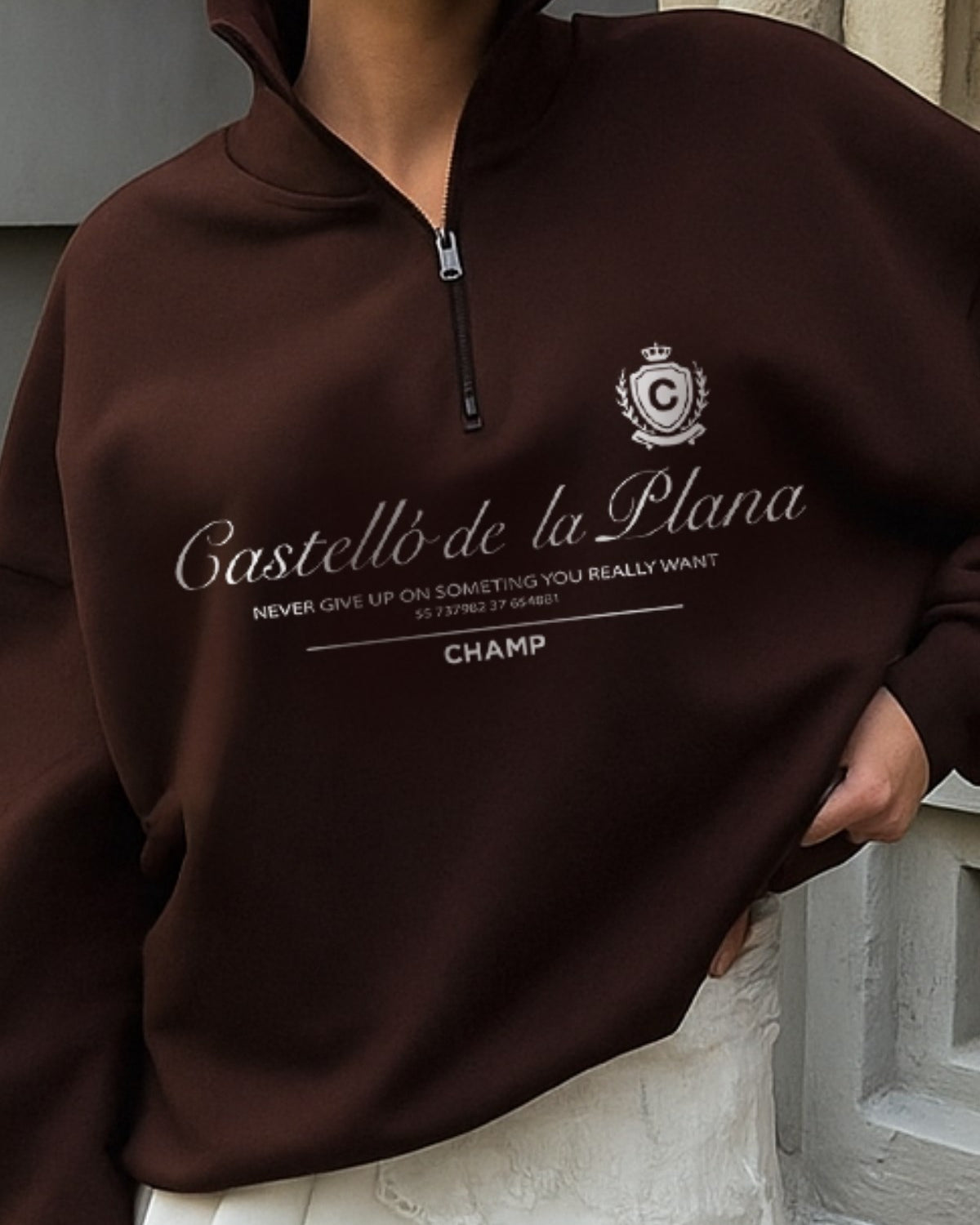 Kadın Oversize Sweatshirt Castelló de la Plana Baskılı Kahverengi – Yarım Fermuarlı, 3 İplik Polar