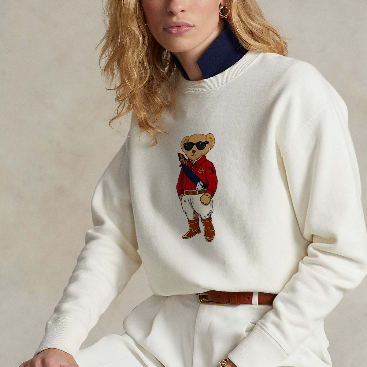 Kadın Oversize Sweatshirt Regatta Bear Baskılı Beyaz – Bisiklet Yaka, 3 İplik Şardonlu