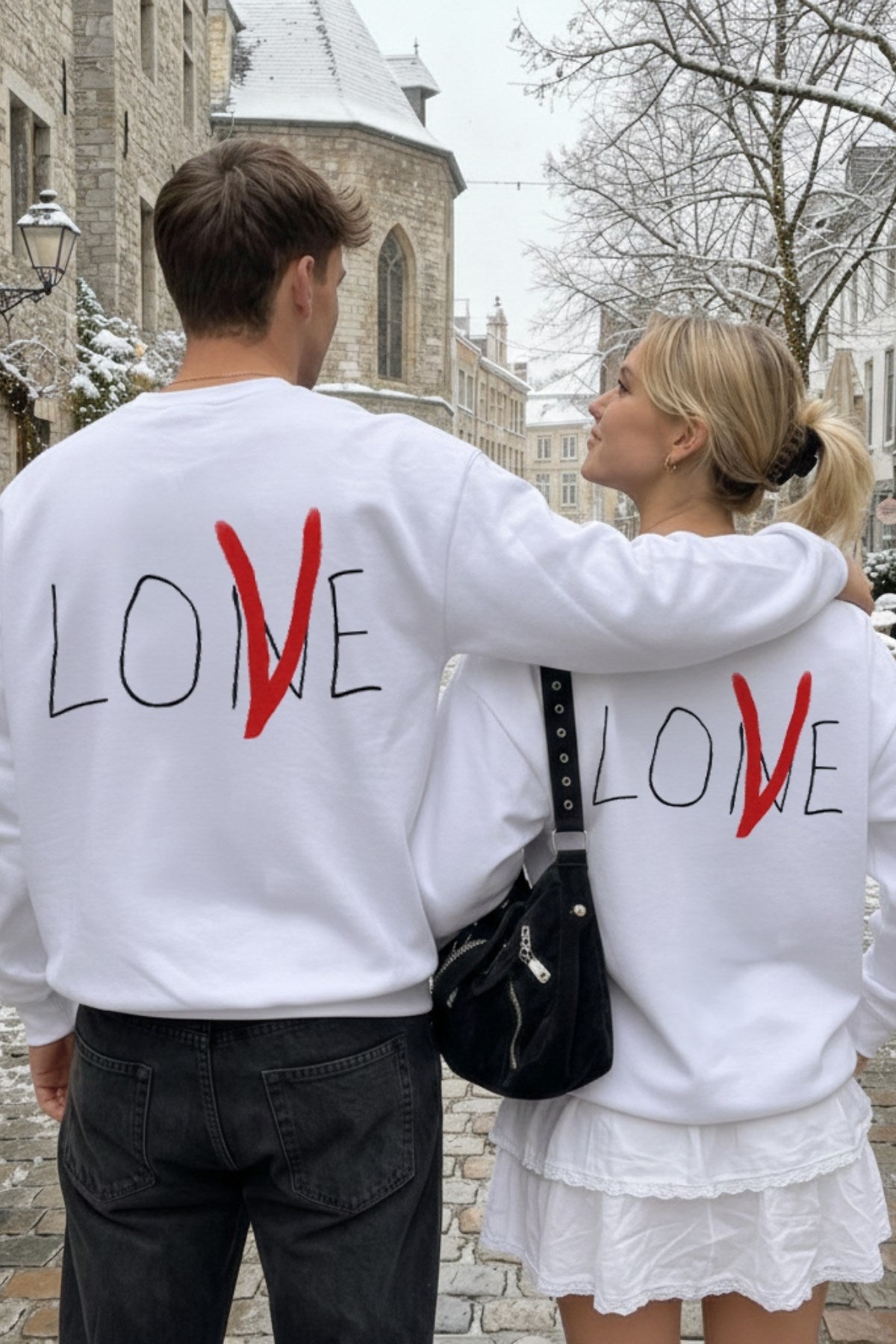 Unisex Oversize Sweatshirt V-Love Baskılı Beyaz – Bisiklet Yaka, Sevgilergünü, Couple, Hediye