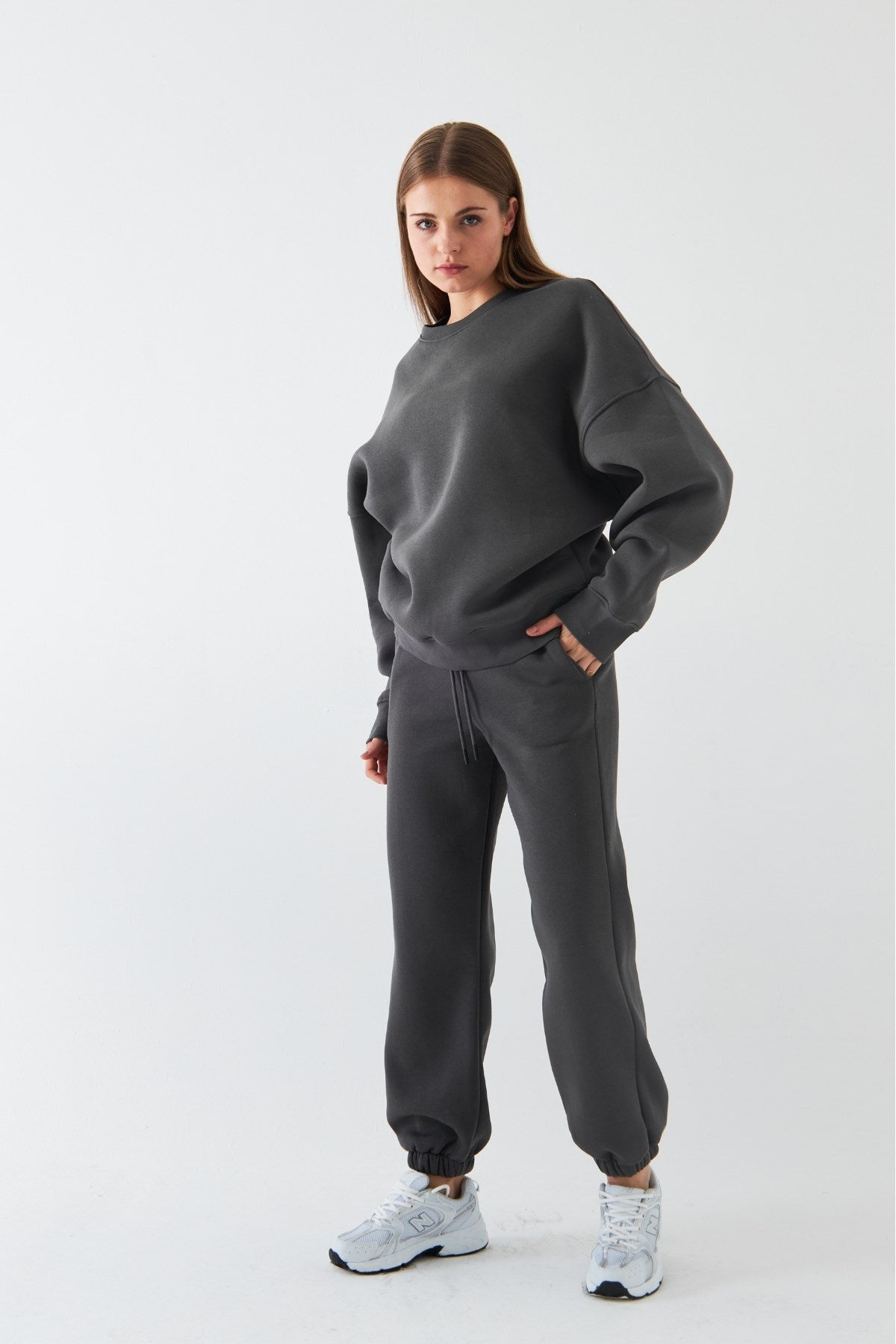 Unisex Oversize Eşofman Takımı Basic Füme – Bisiklet Yaka, Lastikli Paça, 3 İplik Şardonlu Polar