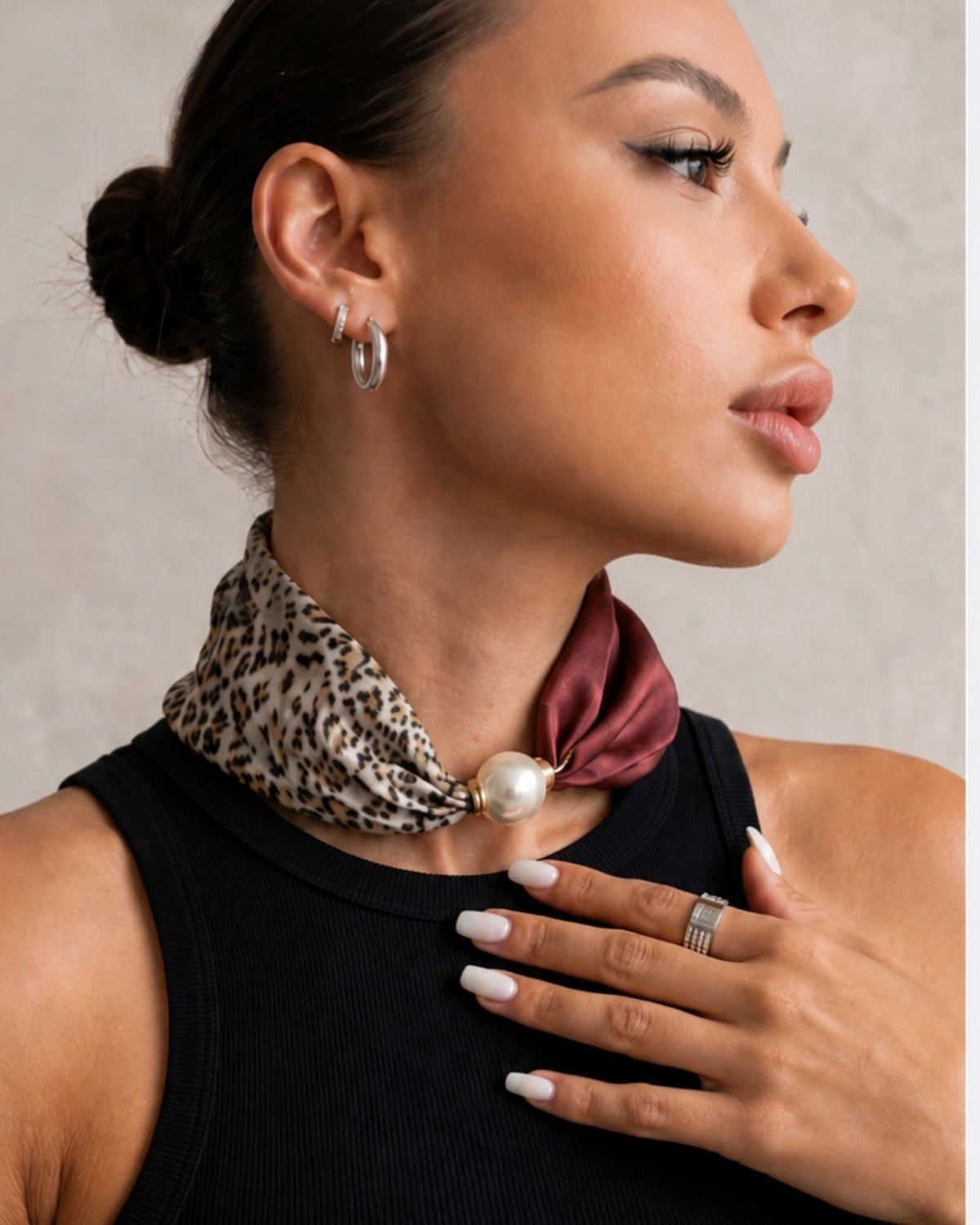 Kadın Leopard Pearl Mıknatıslı Fular Aksesuarlı Atlet Siyah – Likralı Esnek Kumaş, Modern Form