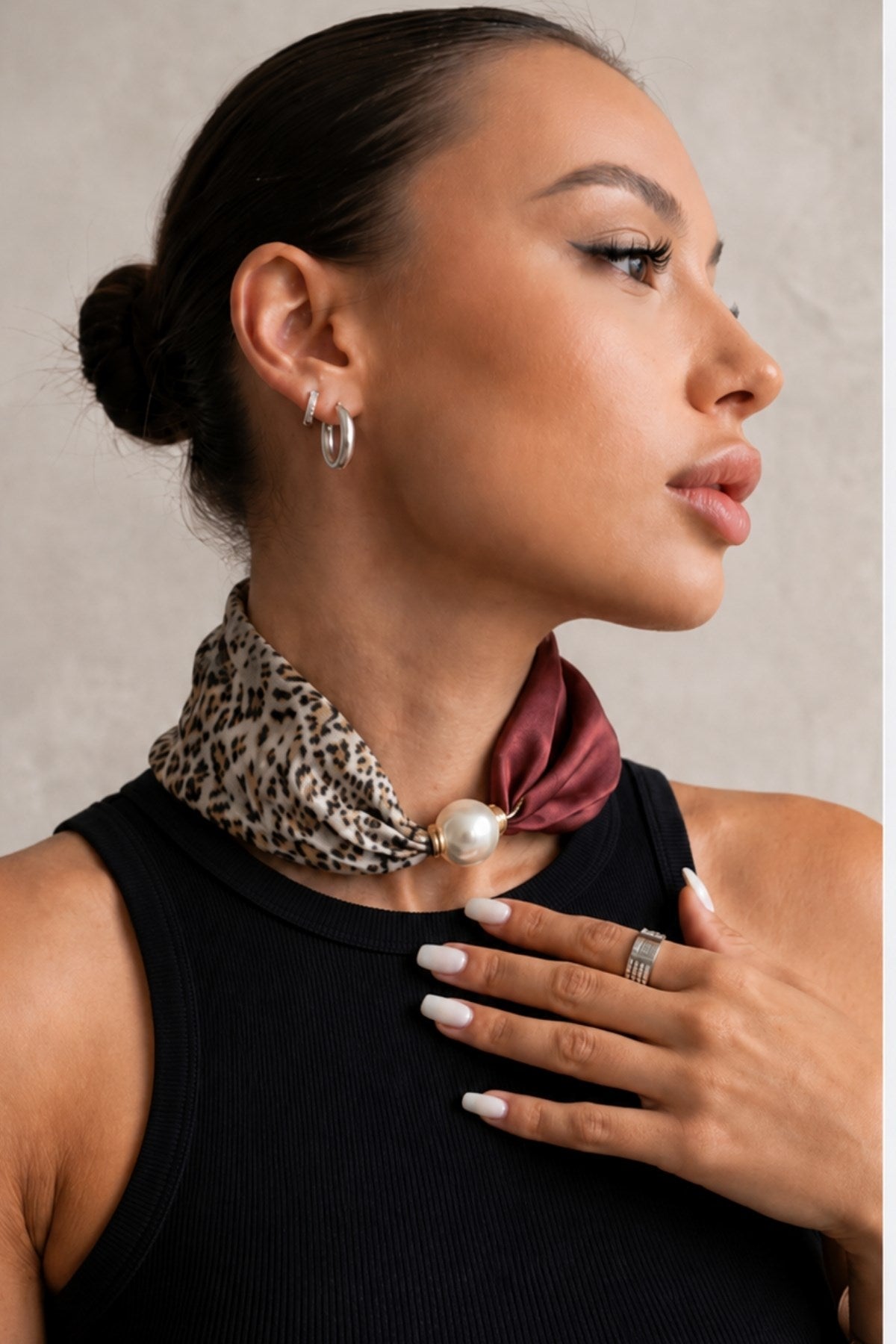 Kadın Leopard Pearl Mıknatıslı Fular Aksesuarlı Atlet Siyah – Likralı Esnek Kumaş, Modern Form