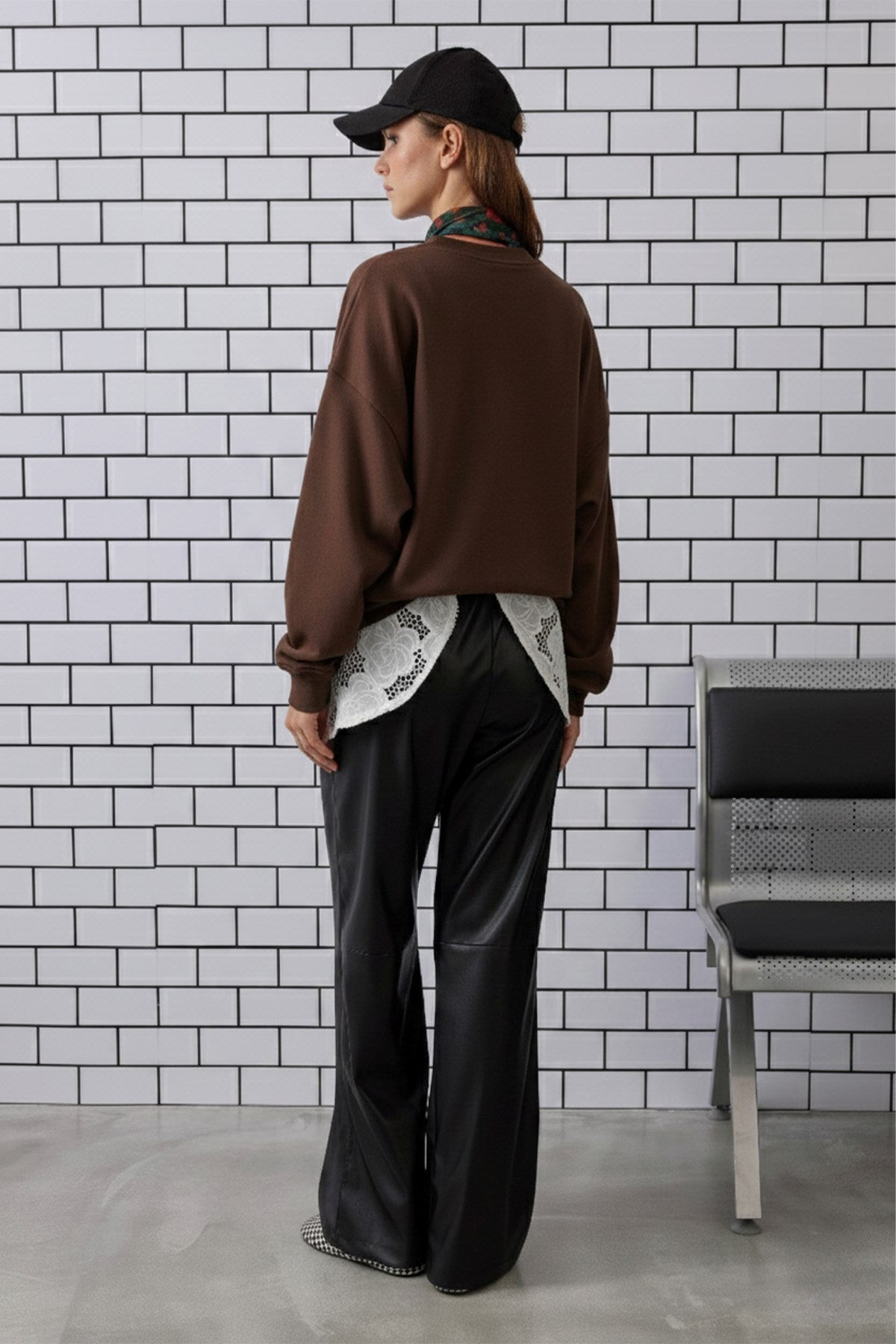 Kadın Oversize Sweatshirt City Club Bear Baskılı Kahverengi – Bisiklet Yaka, 3 İplik Şardonlu Polar
