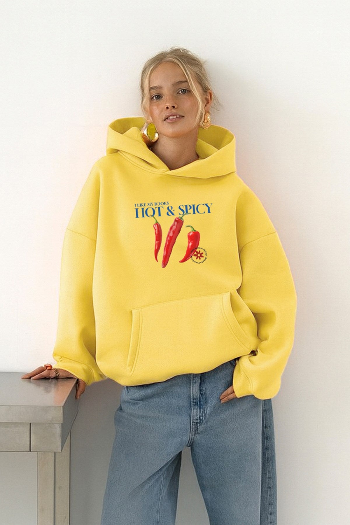 Kadın Oversize Sweatshirt Hoodie Hot & Spicy Baskılı Sarı – Kapüşonlu, 3 İplik Şardonlu Polar