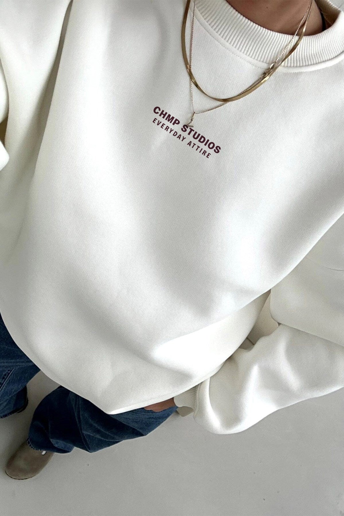 Kadın Oversize Sweatshirt CHMP STUDIOS Beyaz – Bisiklet Yaka, 3 İplik Şardounlu Polar
