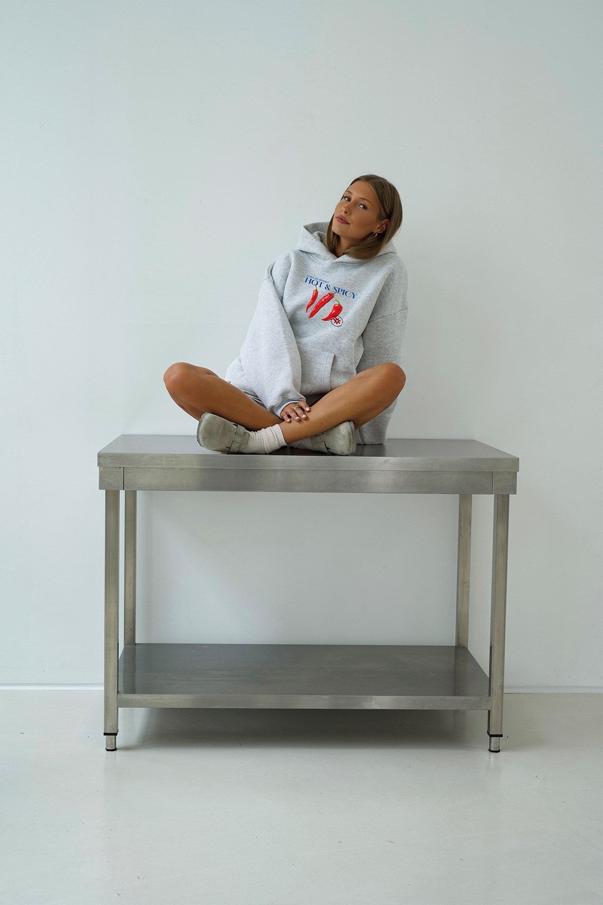 Kadın Oversize Sweatshirt Hoodie Hot & Spicy Baskılı Gri – Kapüşonlu, 3 İplik Şardonlu Polar