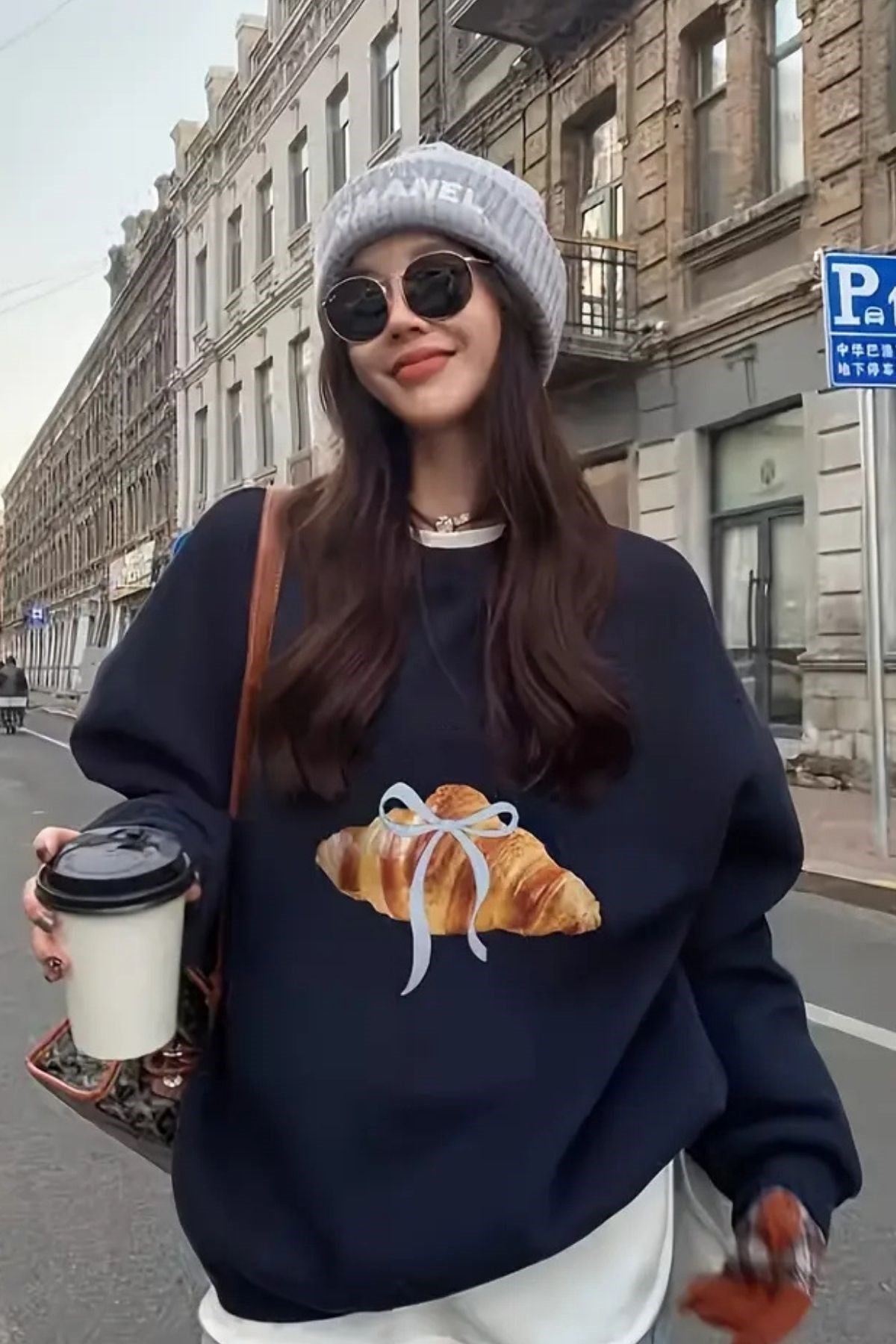 Kadın Oversize Sweatshirt Kurdeleli Croissant Baskılı Lacivert – Bisiklet Yaka, 3 İplik Polar