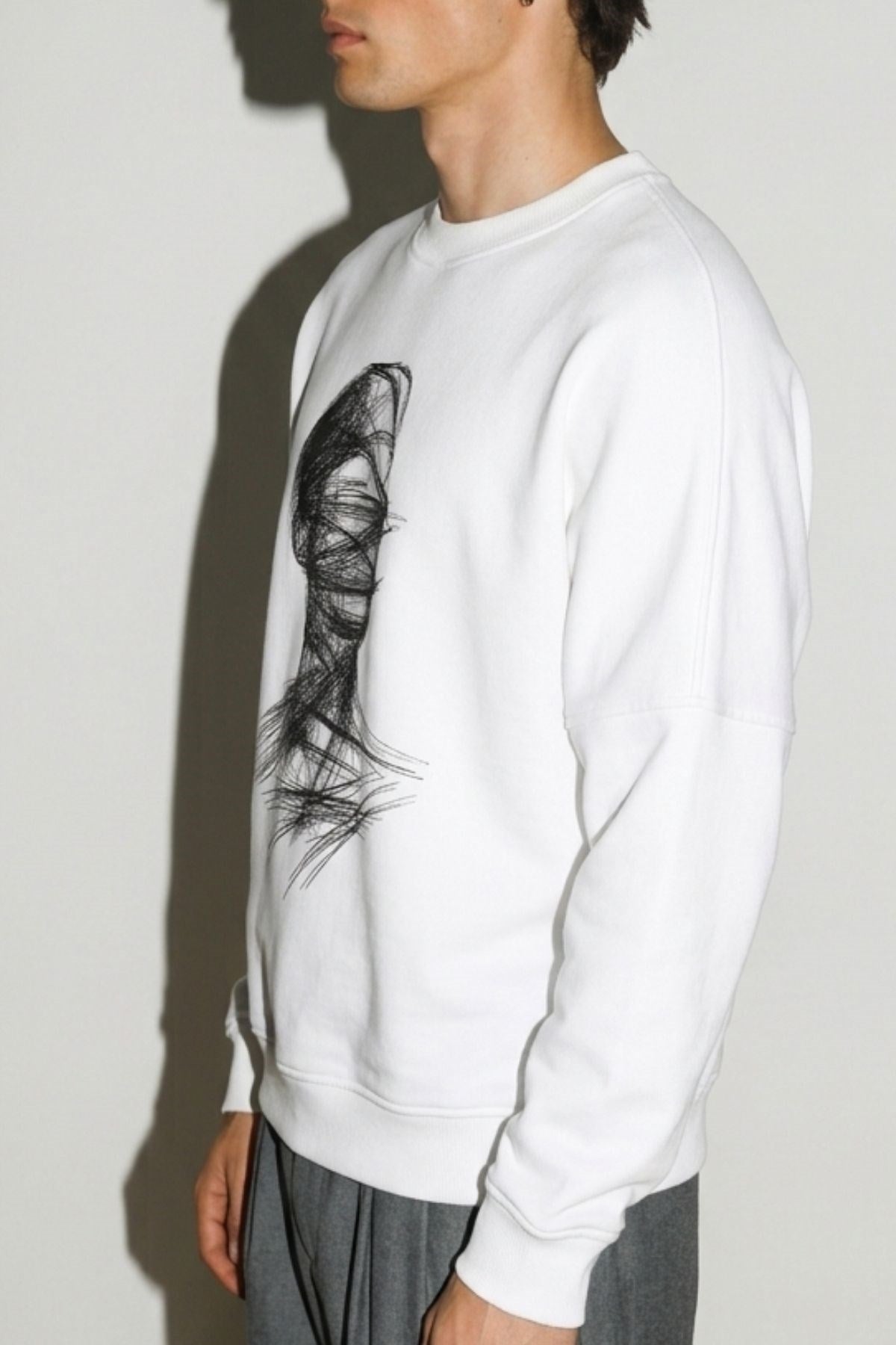Erkek Oversize Sweatshirt Blind Trace Baskılı Beyaz – Bisiklet Yaka, 3 İplik Şardonlu Polar