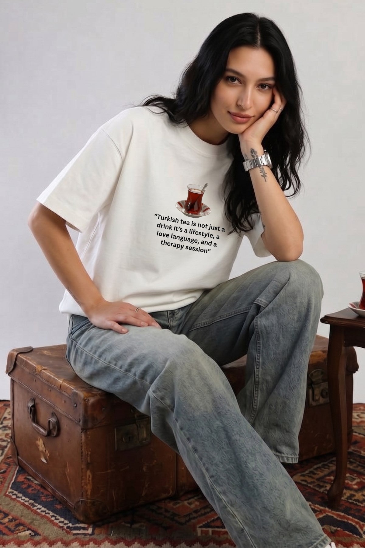 Kadın Oversize Tişört Çay Therapy Baskılı Beyaz – Bisiklet Yaka, Rahat Kalıp, %100 Pamuk