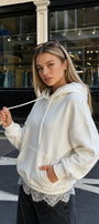 Kadın Oversize Hoodie Lace Muse Dantel Detaylı Beyaz – Kapüşonlu, Bağcıklı, 3 İplik Şardonsuz