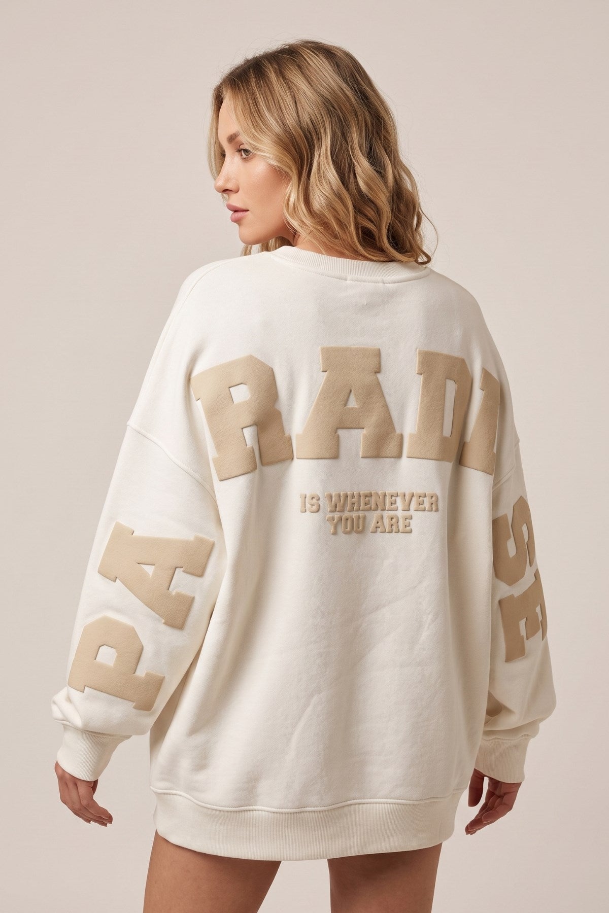 Kadın Oversize Sweatshirt Paradise Varsity Kabartma Baskılı Beyaz – Bisiklet Yaka, 3 İplik Şardonlu Polar