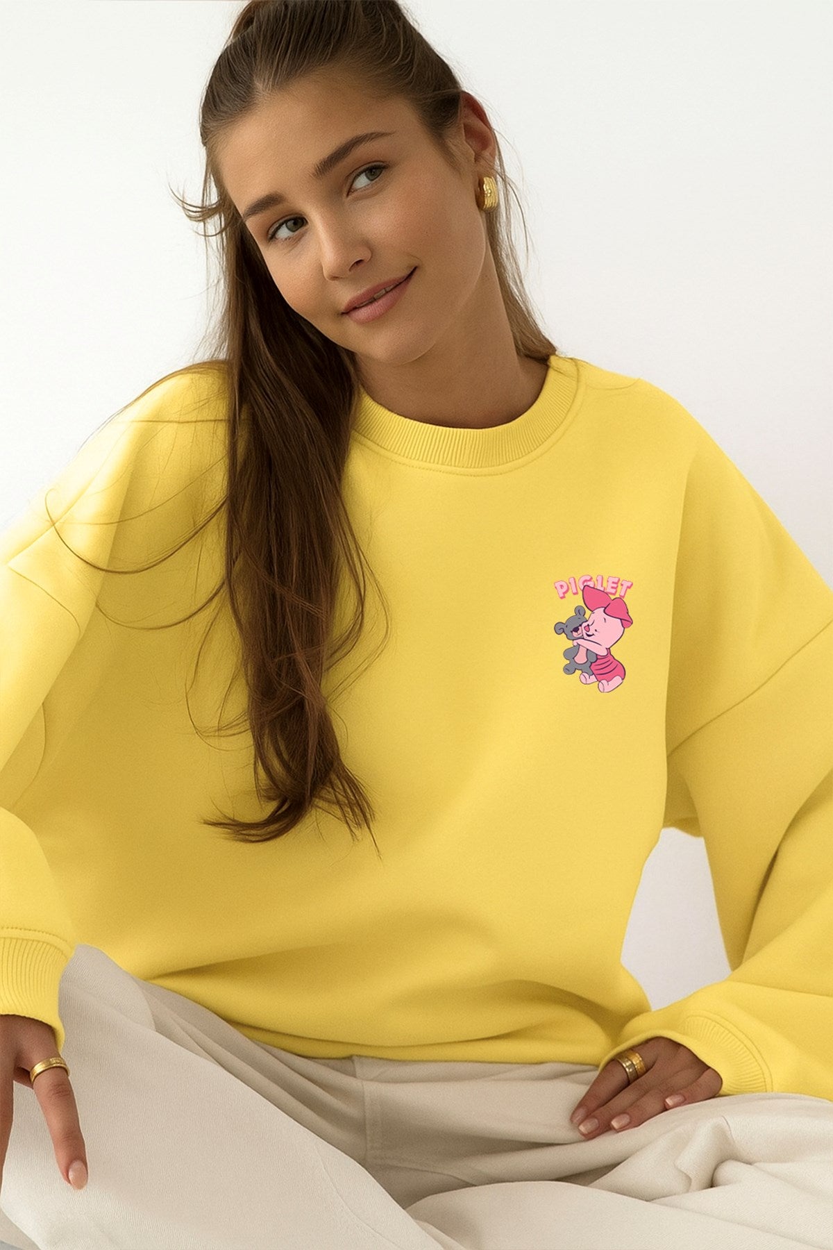 Kadın Oversize Sweatshirt Piglet Hugs Baskılı Sarı – Bisiklet Yaka, 3 İplik Şardonlu Polar