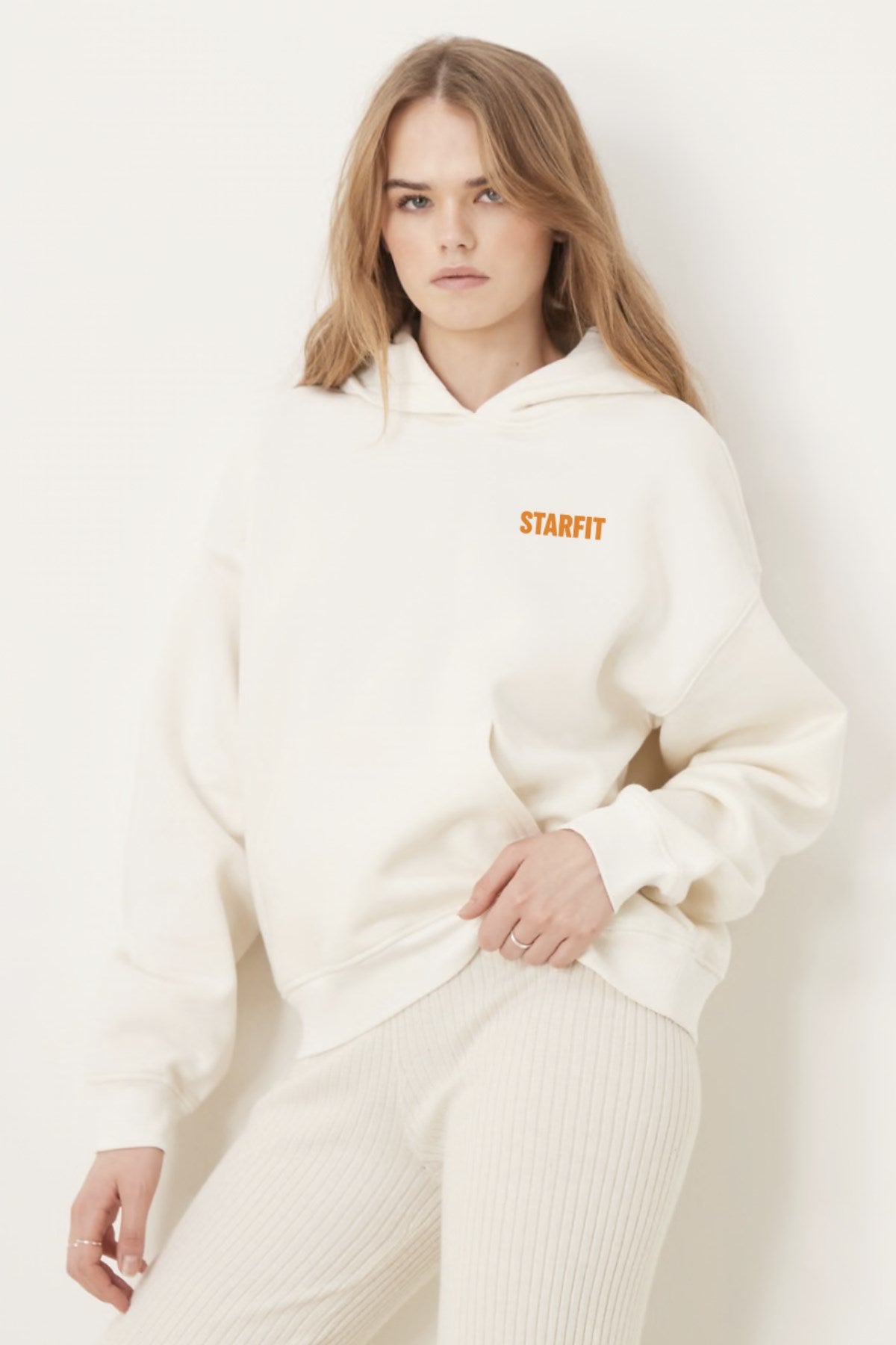 Beyaz Oversize Hoodie Beyaz – 3 İplik Şardonlu, Kapüşonlu Kanguru Cepli, Sırt Tam Portakal Baskı