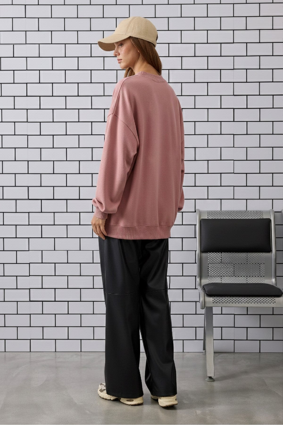 Kadın Oversize Sweatshirt Traveler Bear Baskılı Pembe – Bisiklet Yaka, 3 İplik Şardonlu Polar
