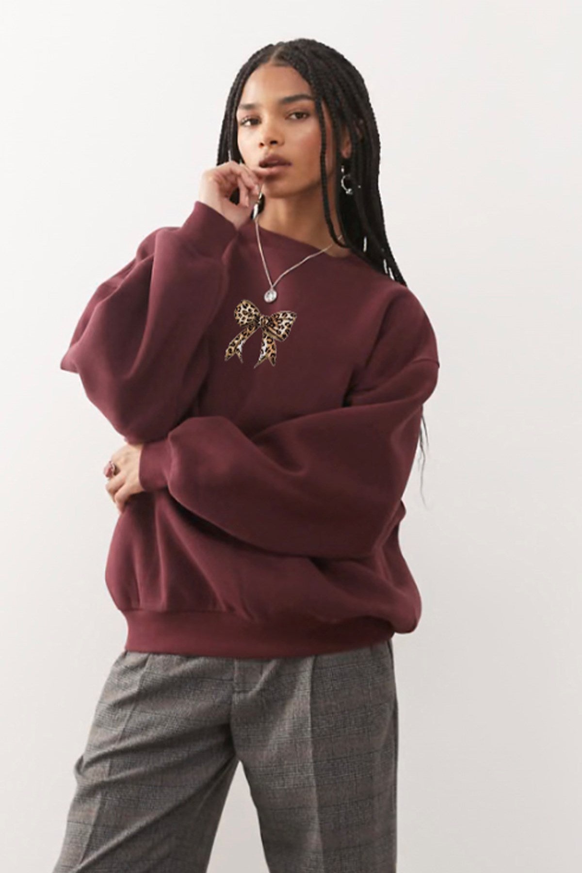 Kadın Oversize Sweatshirt Leo Kurdele Baskılı Bordo – Bisiklet Yaka, 3 İplik Şardonlu Polar