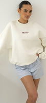 Kadın Oversize Sweatshirt CHMP STUDIOS Beyaz – Bisiklet Yaka, 3 İplik Şardounlu Polar