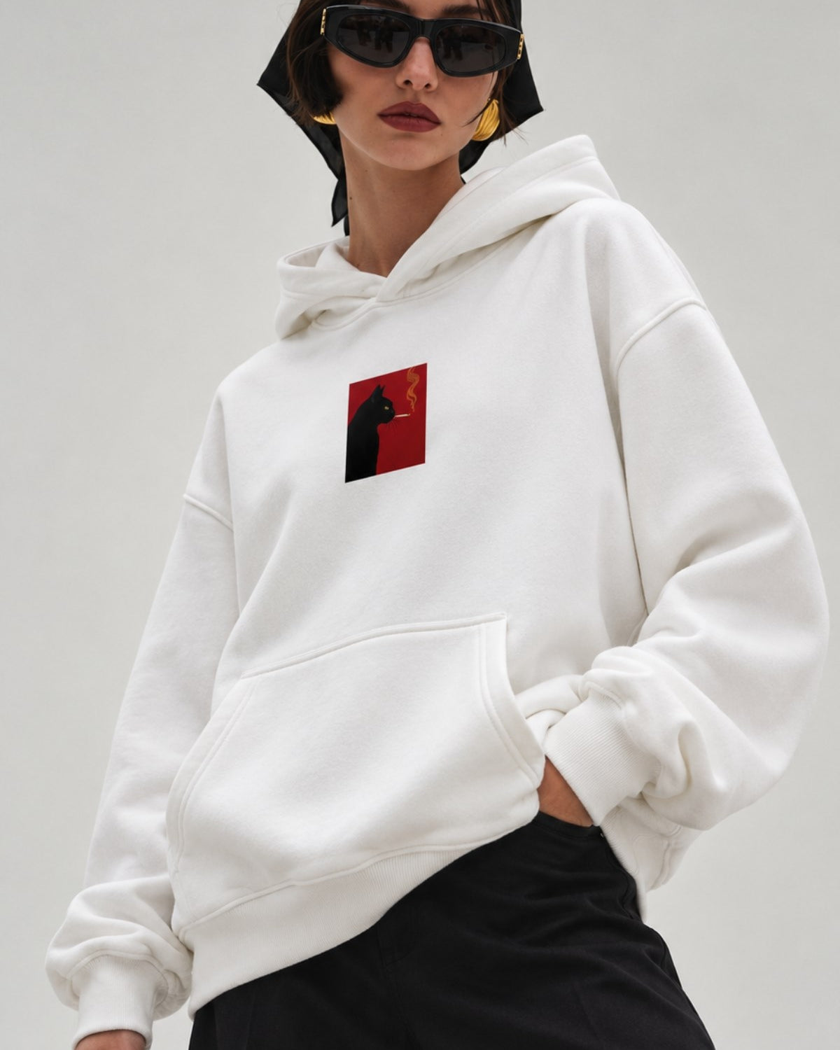 Kadın Oversize Hoodie Noir Cat Baskılı Beyaz – Kapüşonlu, Kanguru Cepli, 3 İplik Şardonlu Polar