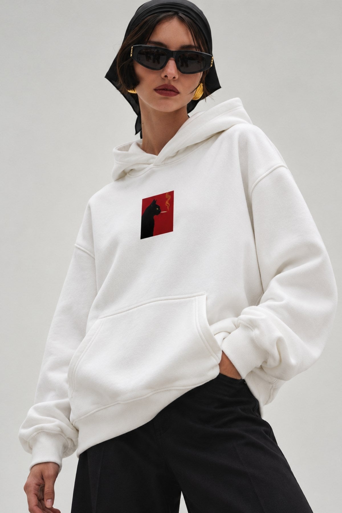 Kadın Oversize Hoodie Noir Cat Baskılı Beyaz – Kapüşonlu, Kanguru Cepli, 3 İplik Şardonlu Polar