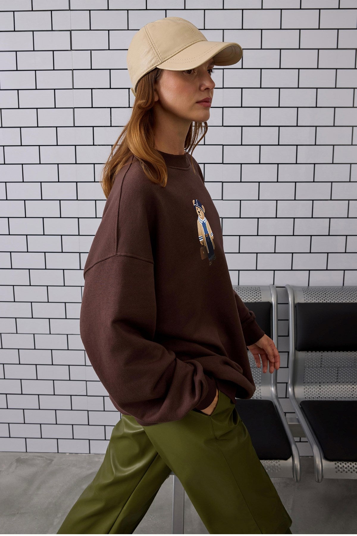 Kadın Oversize Sweatshirt Traveler Bear Baskılı Kahverengi – Bisiklet Yaka, 3 İplik Şardonlu Polar