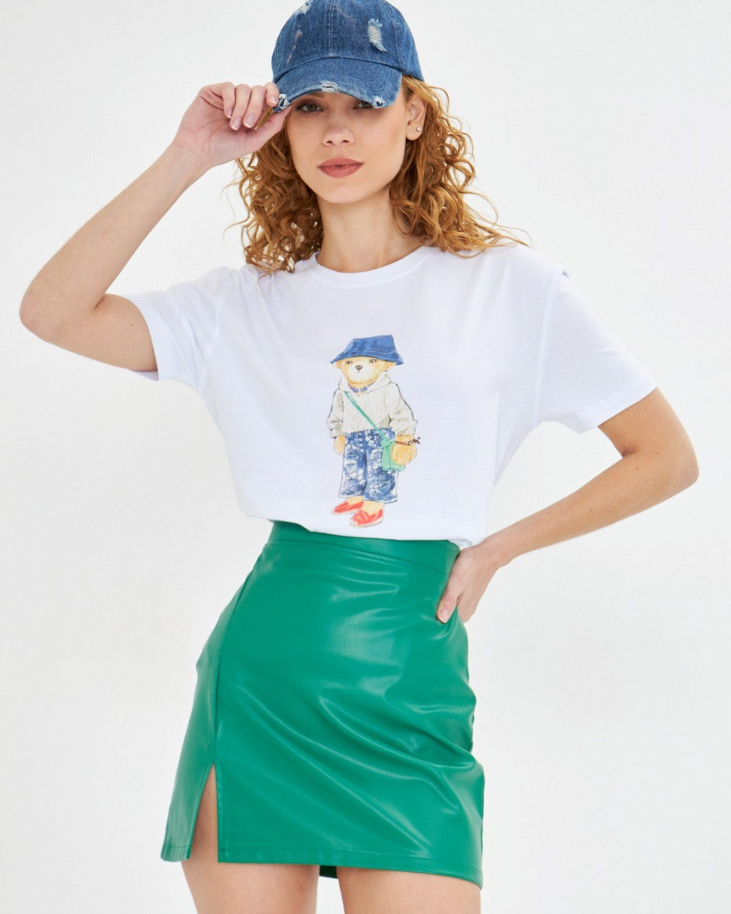 Kadın Beyaz Ayıcık Baskılı Tişört – Pamuklu, Eğlenceli ve Rahat, Günlük Casual Model